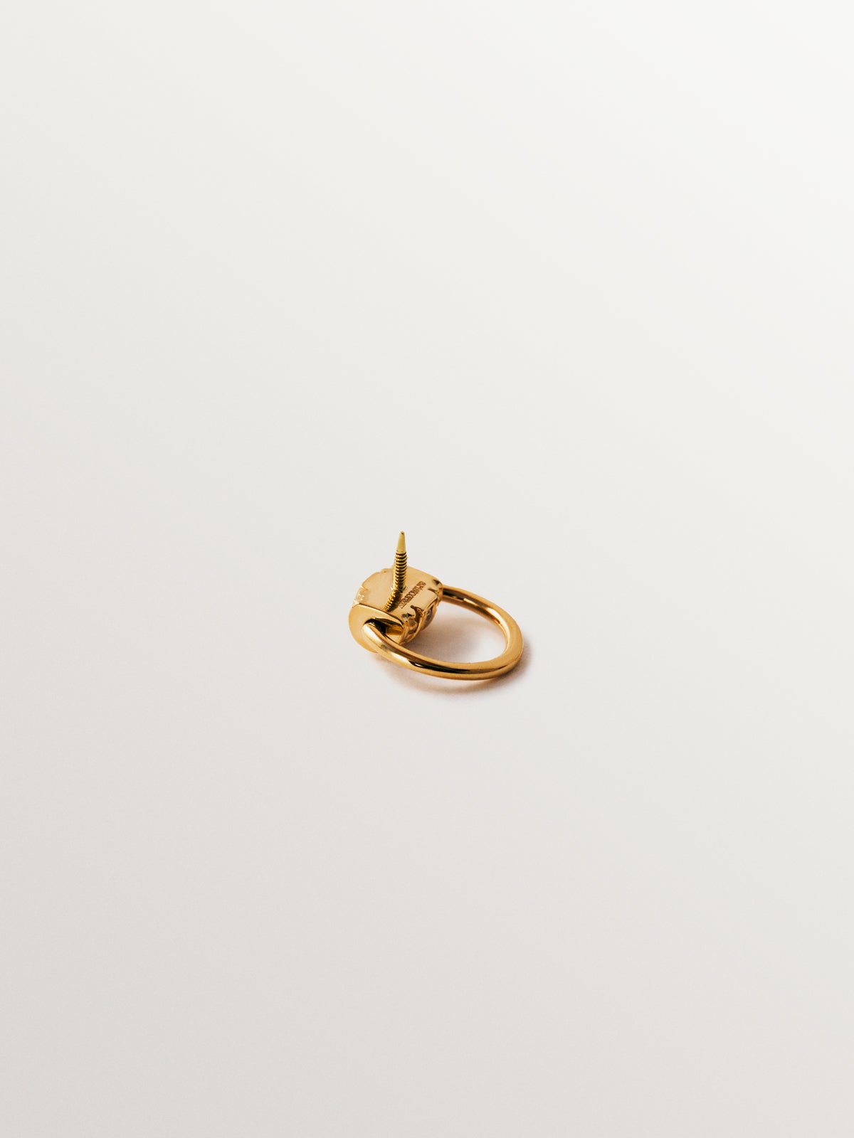 Piercing individual de aro de oro amarillo de 18K con pavé de diamantes
