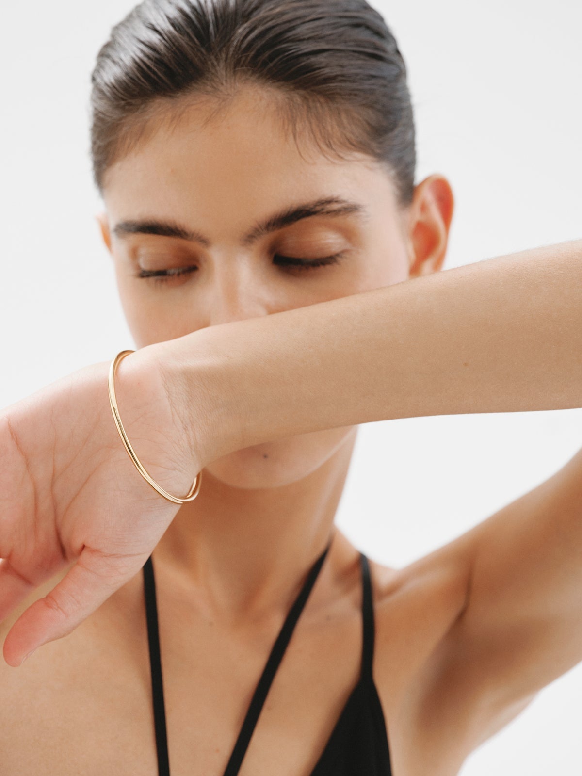 Pulsera rígida estilo semanario de plata 925 bañada en oro amarillo de 18K.