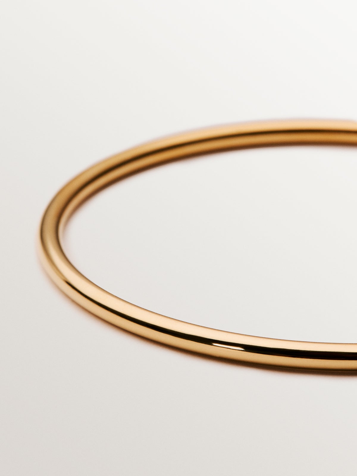 Pulsera rígida estilo semanario de plata 925 bañada en oro amarillo de 18K.