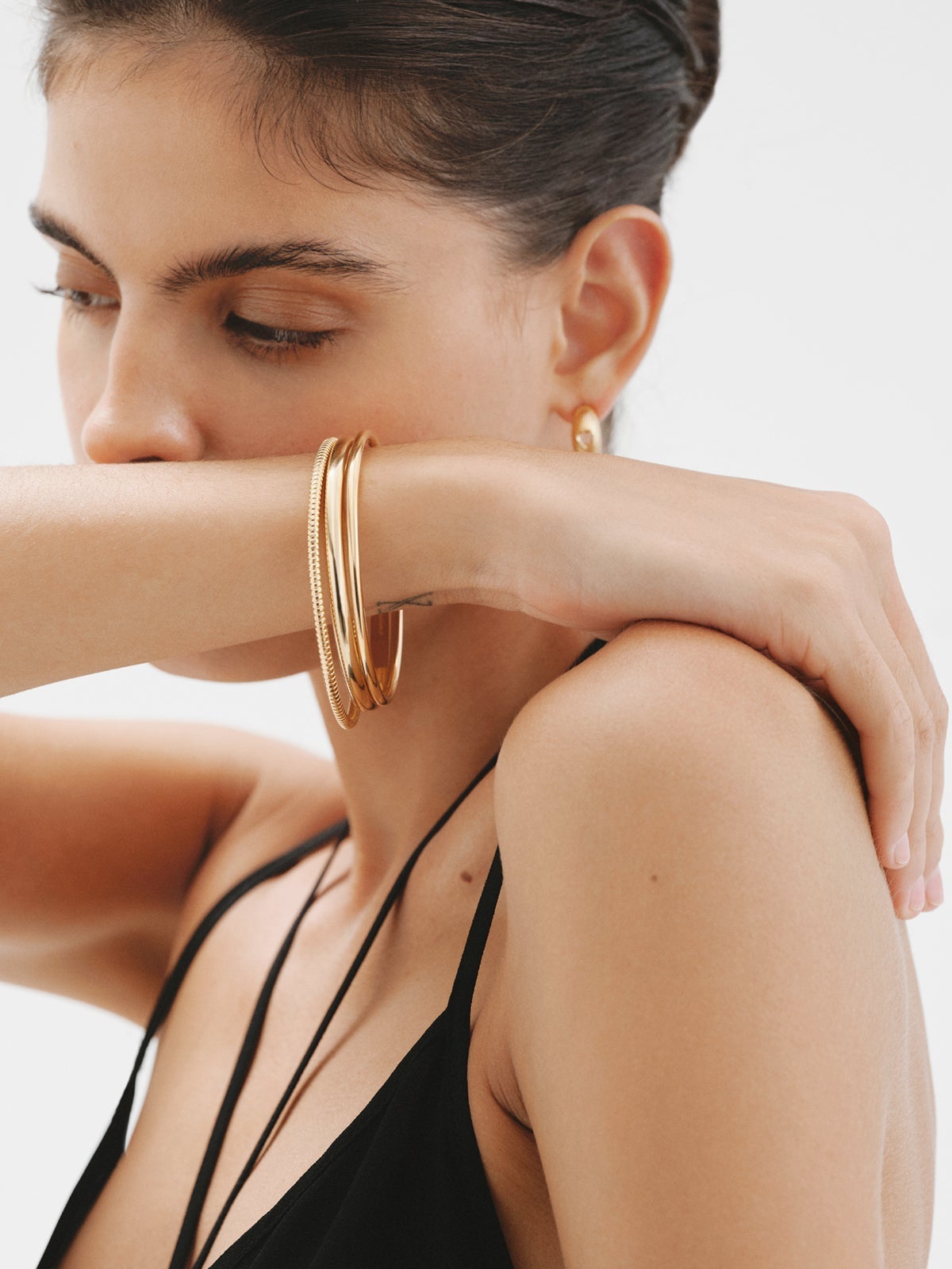 Pulsera rígida estilo semanario de plata 925 bañada en oro amarillo de 18K.