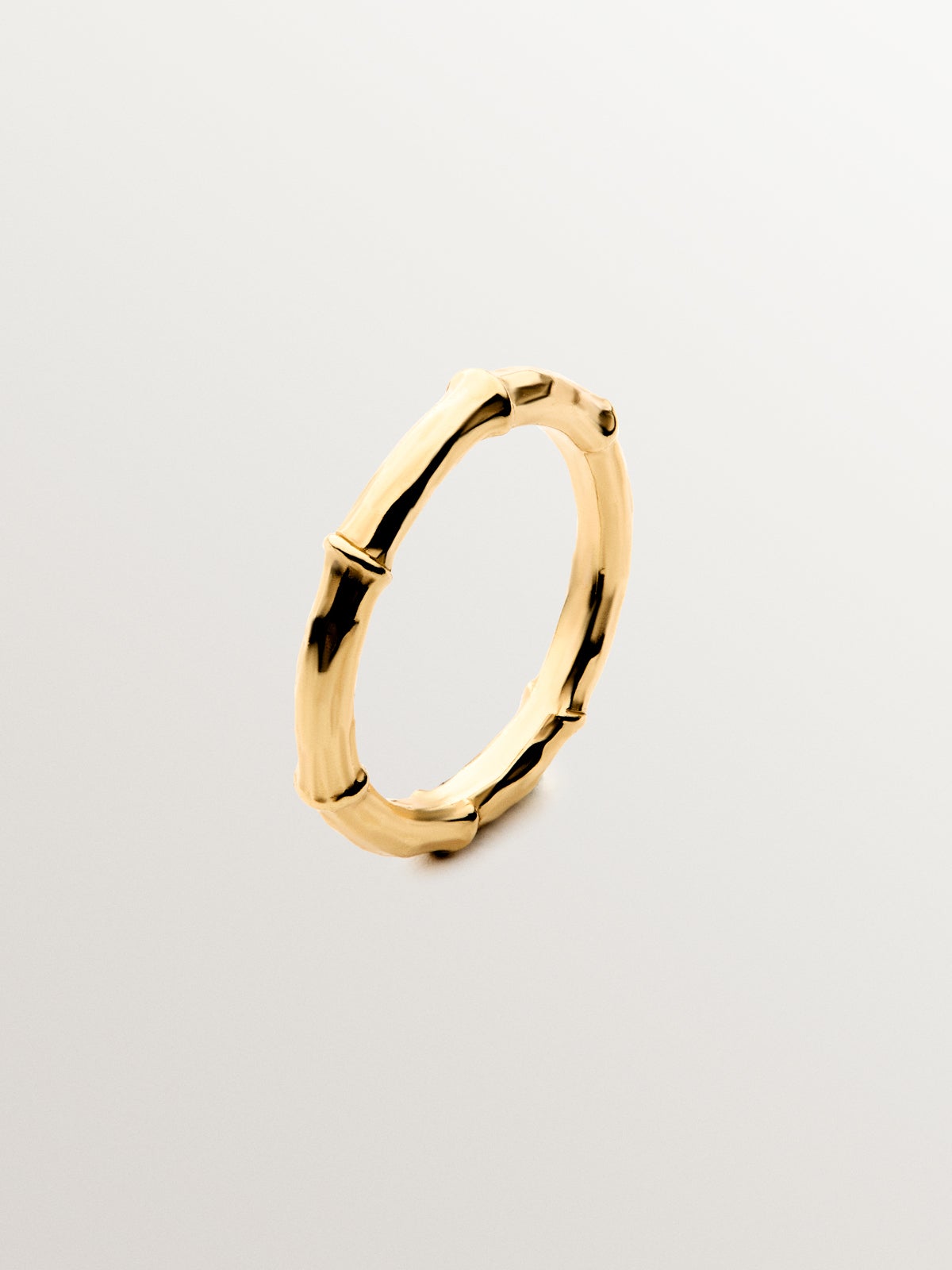 Anillo de plata 925 bañada en oro amarillo de 18K con textura de bambú