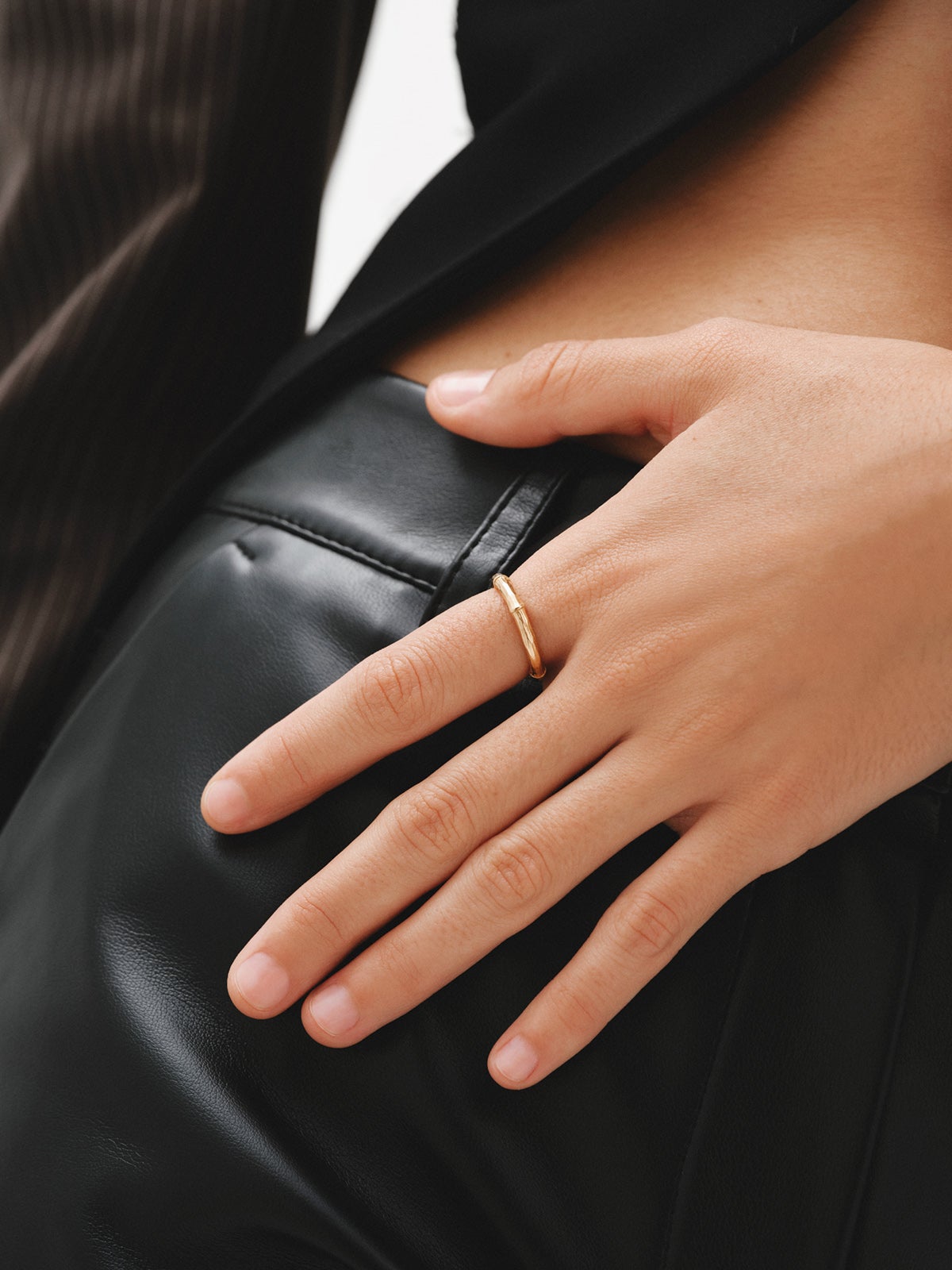 Anillo de plata 925 bañada en oro amarillo de 18K con textura de bambú