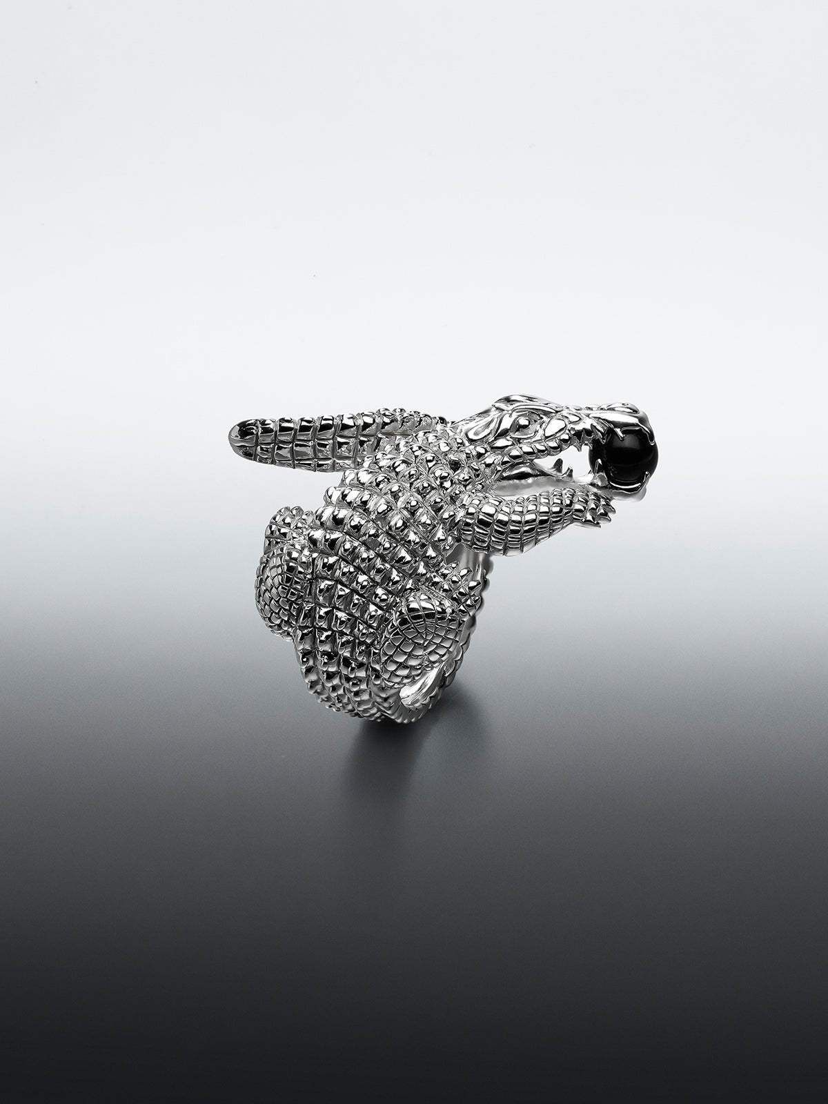 Anillo de plata 925 con forma de cocodrilo y ónix negro