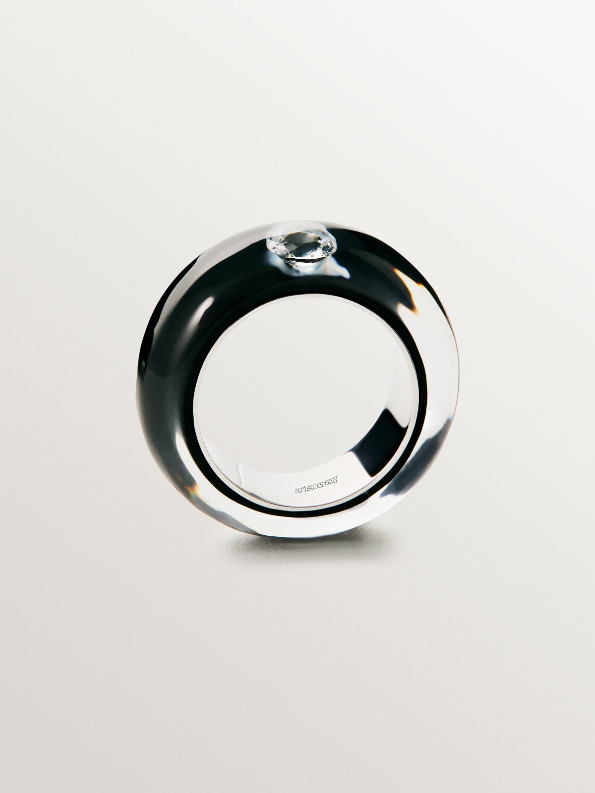 Anillo de plata 925 con esmalte negro y circón suspendido en resina