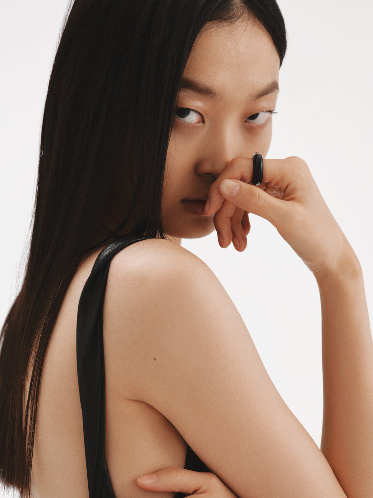 Anillo de plata 925 con esmalte negro y circón suspendido en resina