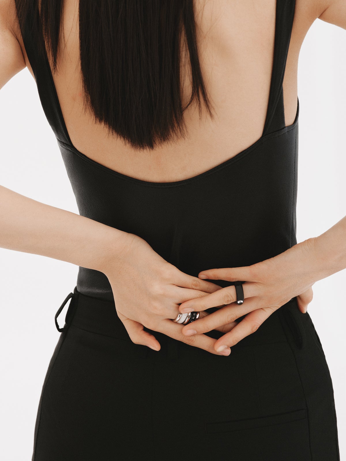 Anillo de plata 925 con esmalte negro y circón suspendido en resina