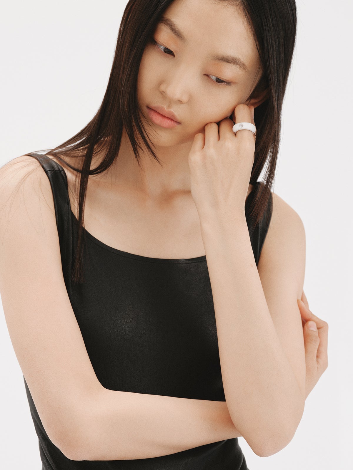 Anillo de plata 925 con esmalte blanco y circón suspendido en resina