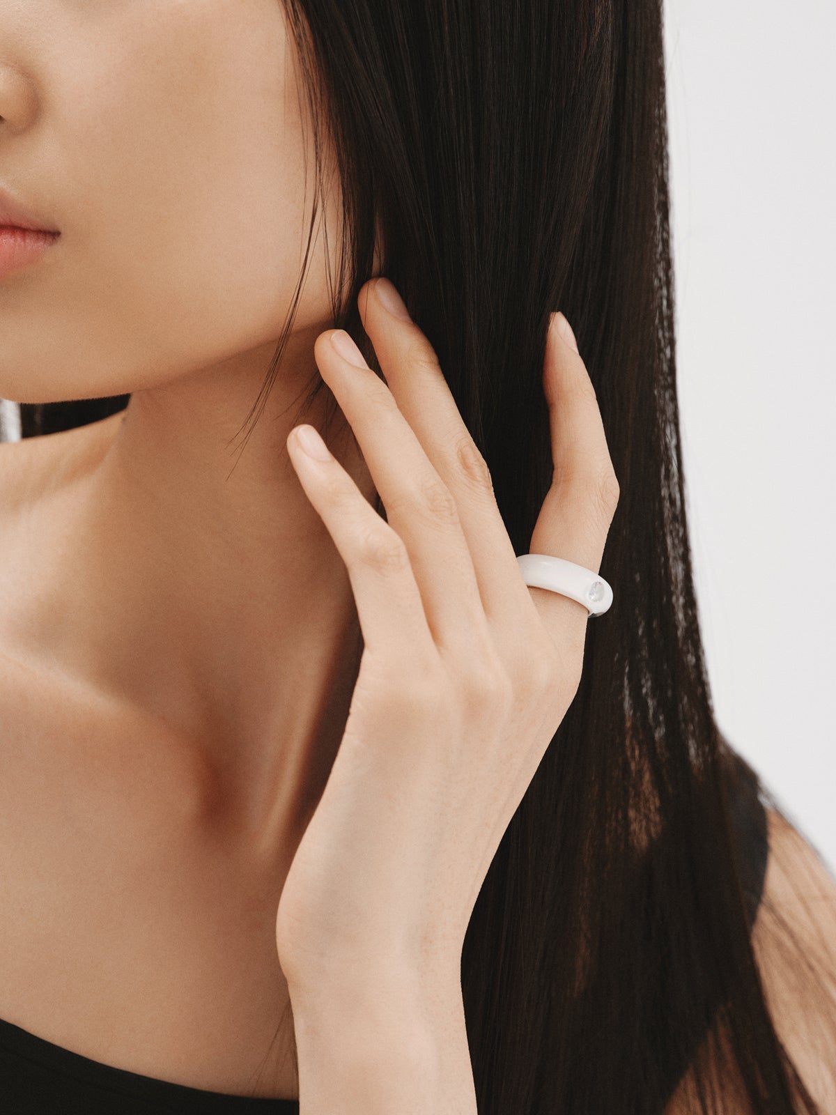 Anillo de plata 925 con esmalte blanco y circón suspendido en resina