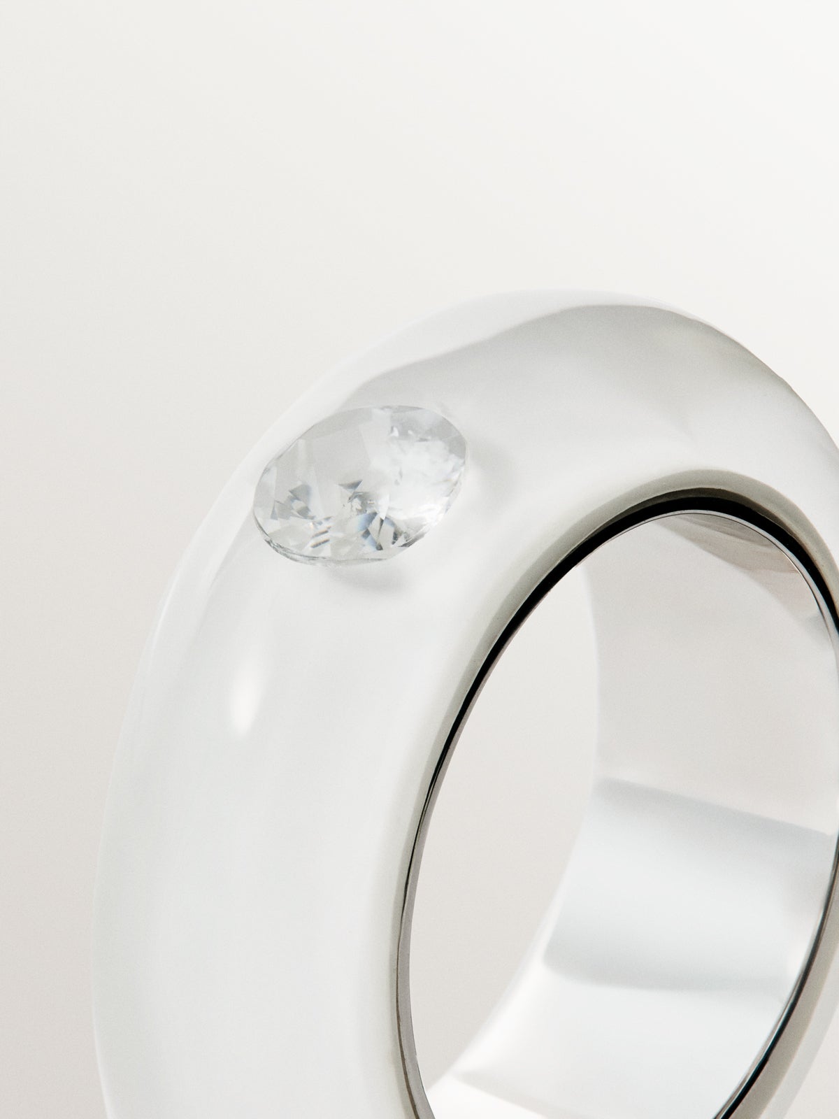 Anillo de plata 925 con esmalte blanco y circón suspendido en resina