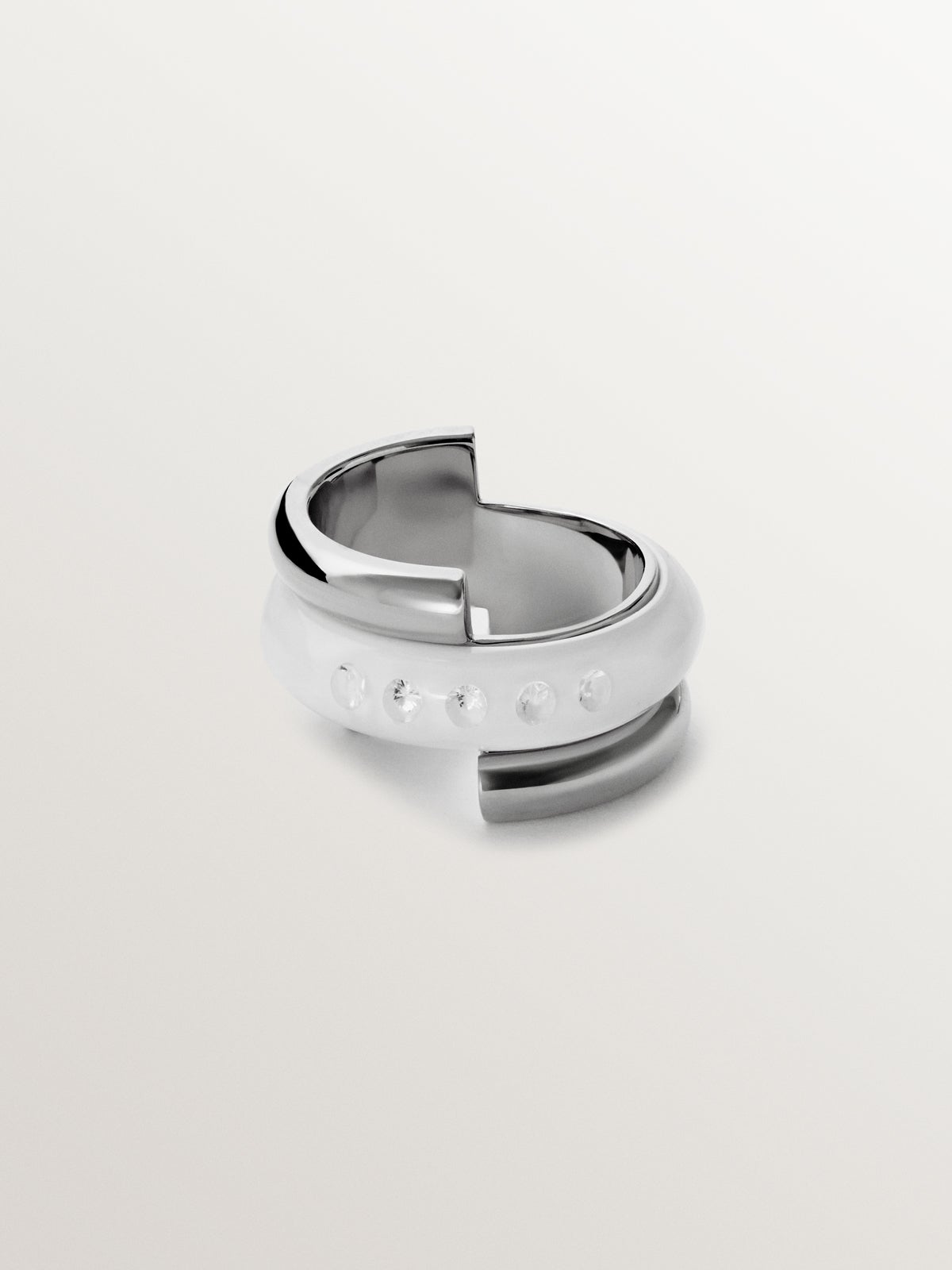 Anillo de plata 925 con esmalte blanco y circones suspendidos en resina