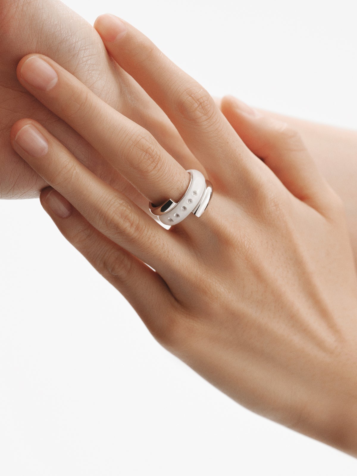 Anillo de plata 925 con esmalte blanco y circones suspendidos en resina