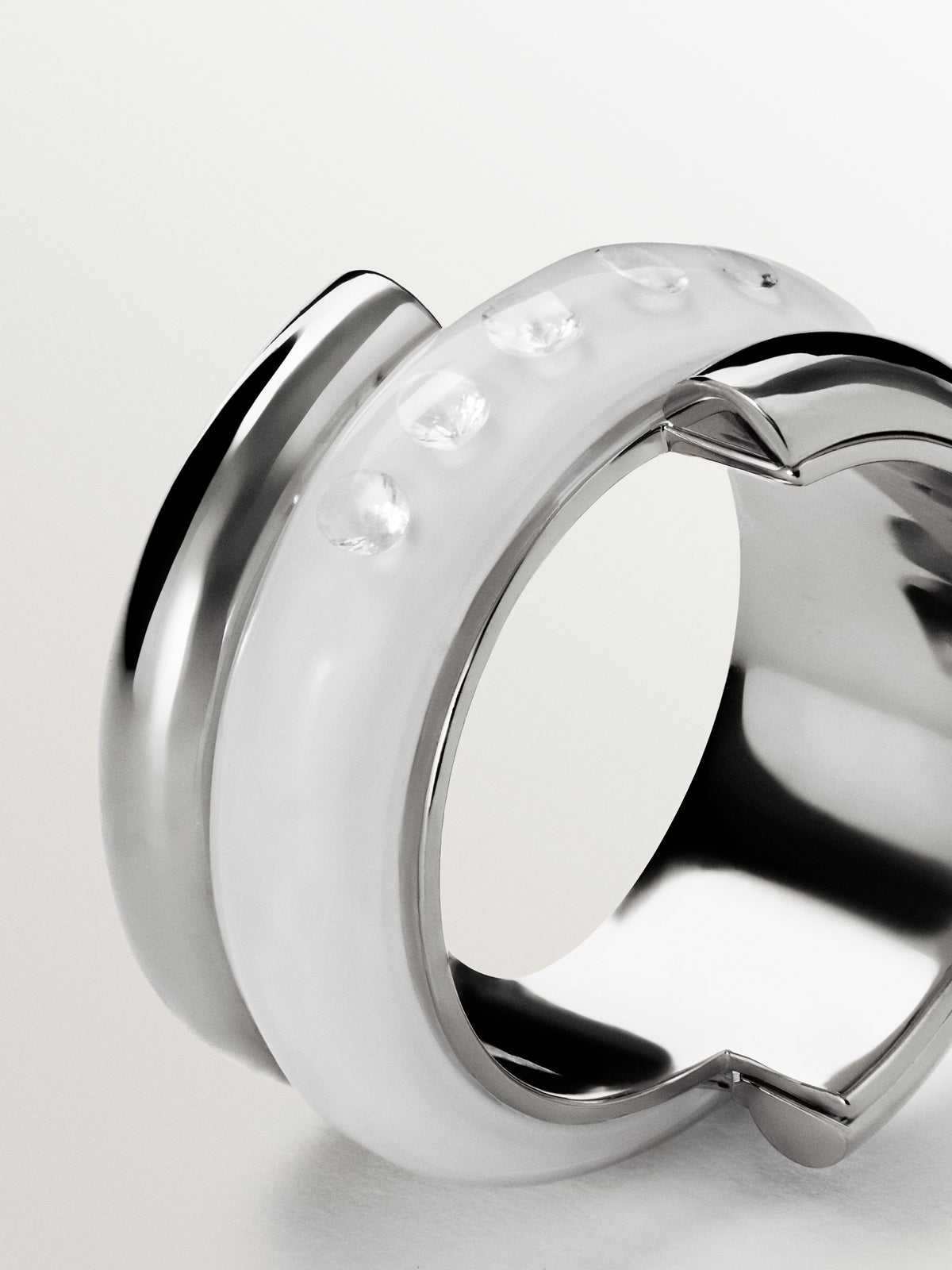 Anillo de plata 925 con esmalte blanco y circones suspendidos en resina