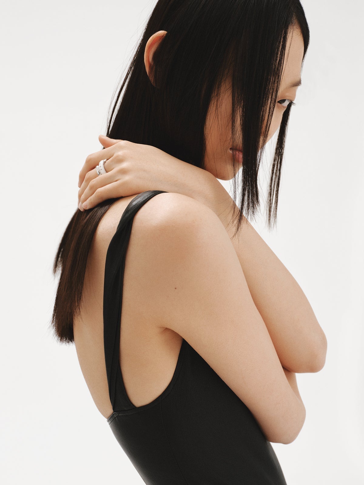 Anillo de plata 925 con esmalte blanco y circones suspendidos en resina