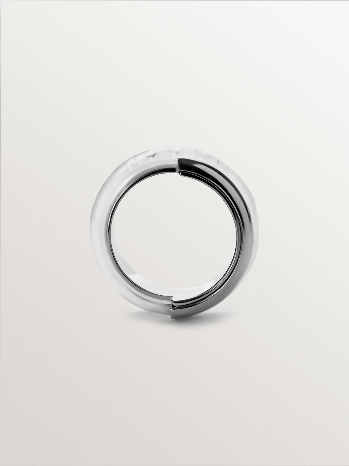 Anillo de plata 925 con esmalte blanco y circones suspendidos en resina