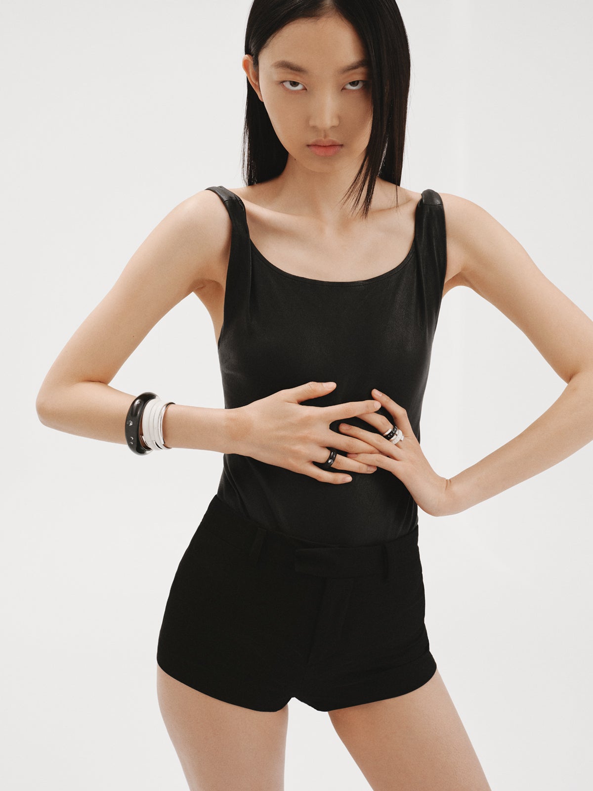 Anillo de plata 925 con esmalte blanco y circones suspendidos en resina