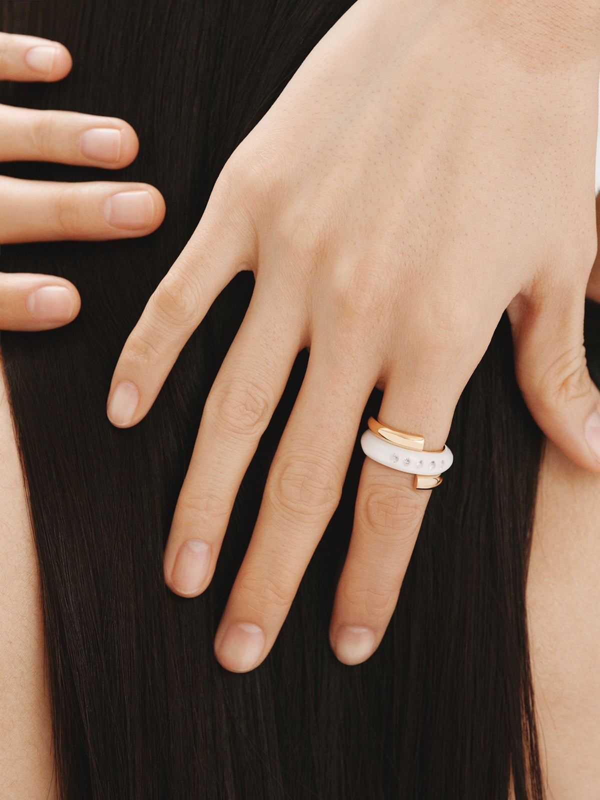 Anillo de plata 925 bañada en oro amarillo de 18K con esmalte blanco y circones suspendidos en resina