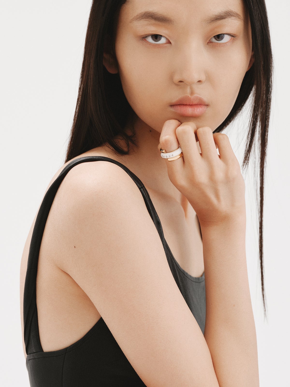 Anillo de plata 925 bañada en oro amarillo de 18K con esmalte blanco y circones suspendidos en resina