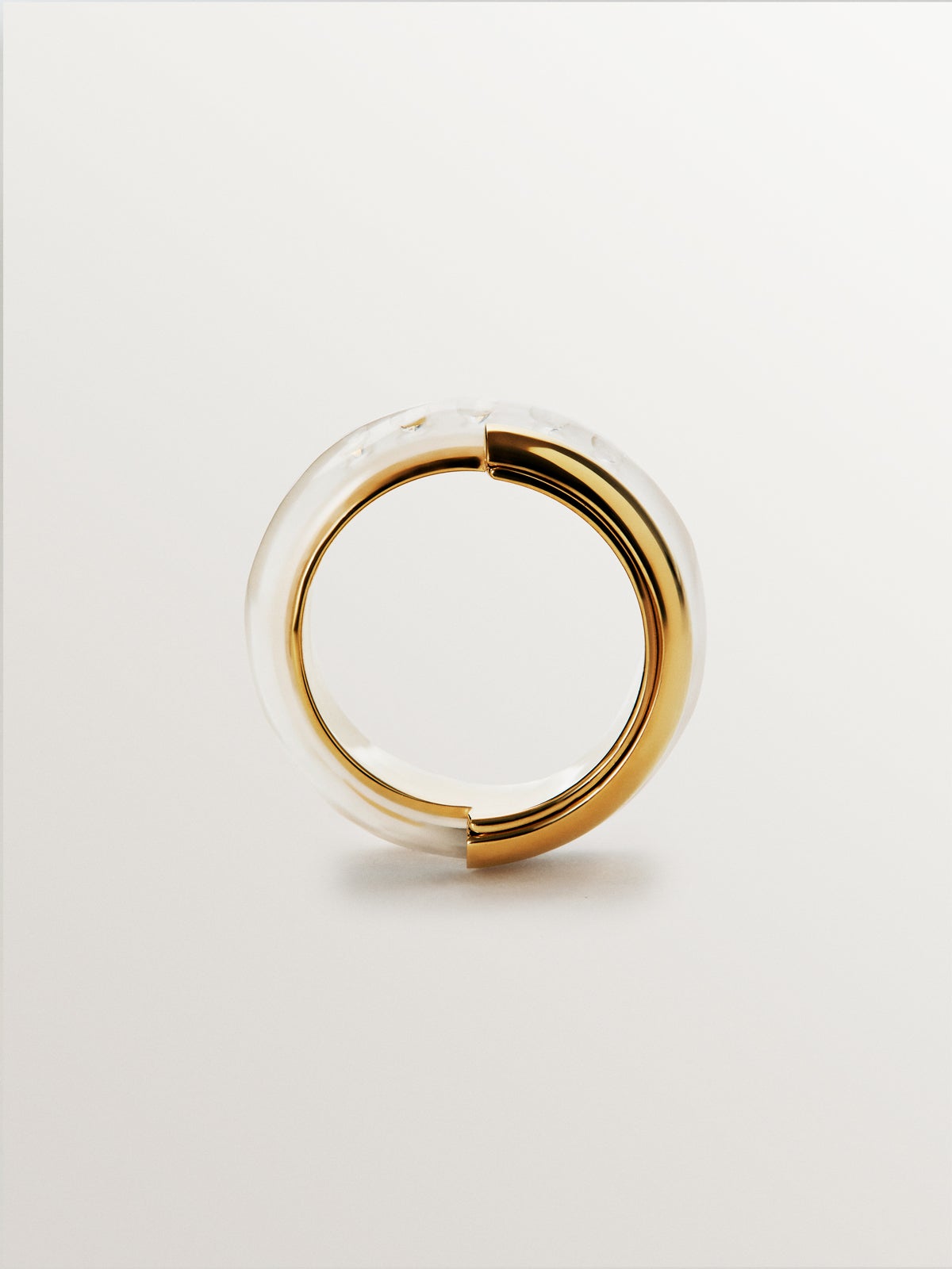 Anillo de plata 925 bañada en oro amarillo de 18K con esmalte blanco y circones suspendidos en resina