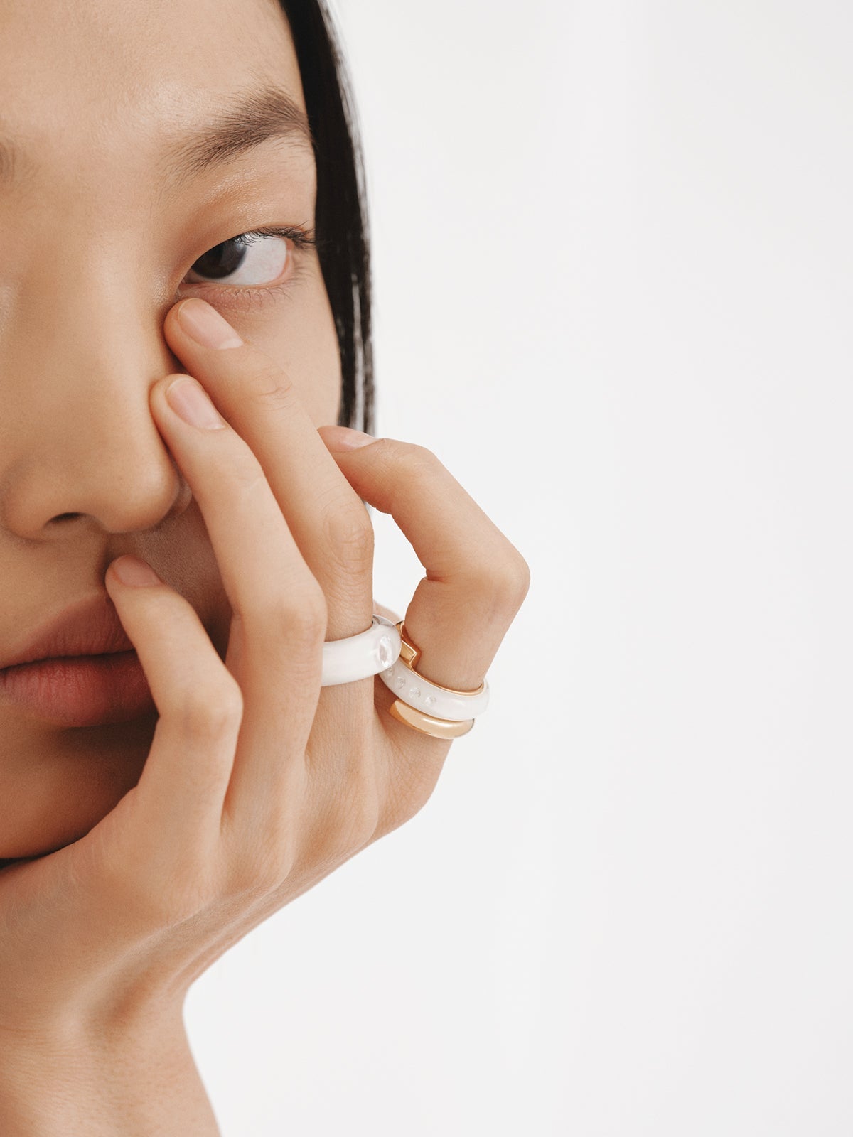 Anillo de plata 925 bañada en oro amarillo de 18K con esmalte blanco y circones suspendidos en resina