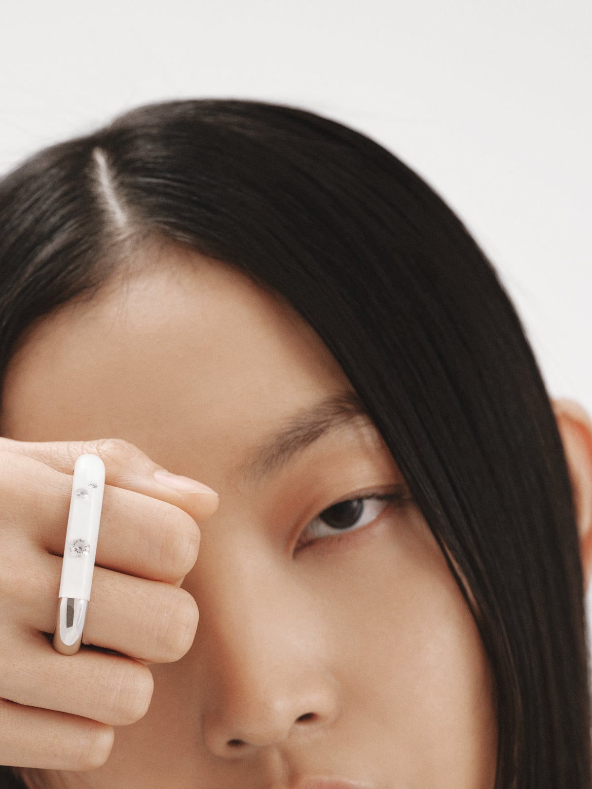 Anillo doble de plata 925 con esmalte blanco y circones suspendidos en resina