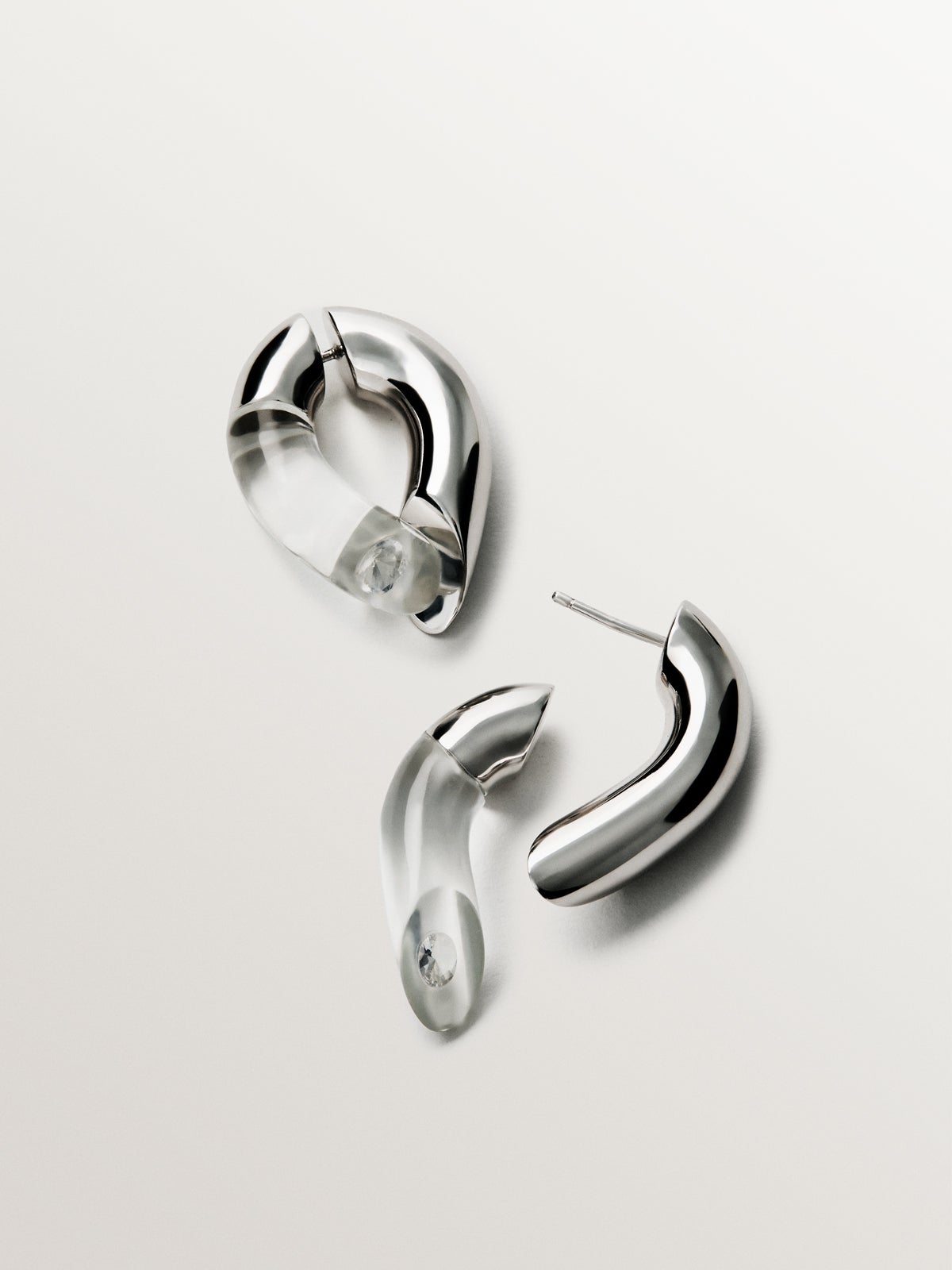 Pendientes de aro de plata 925 con circones suspendidos en resina