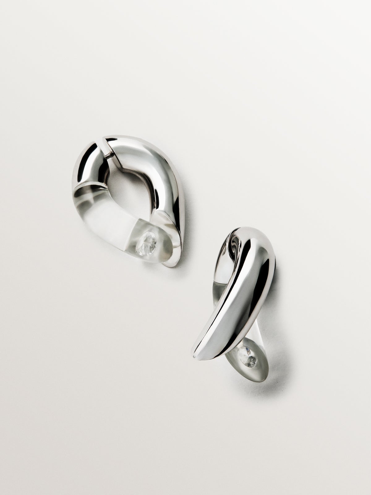 Pendientes de aro de plata 925 con circones suspendidos en resina