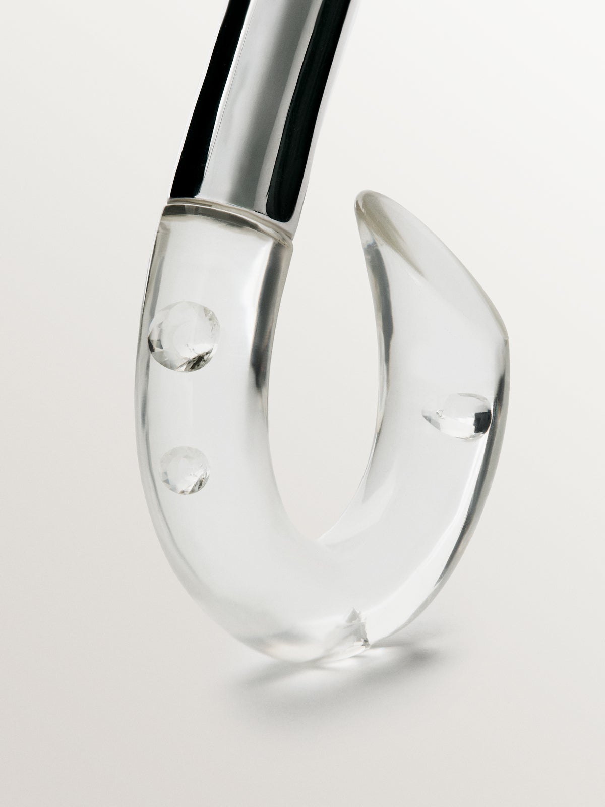 Pendiente individual de plata 925 con circones suspendidos en resina