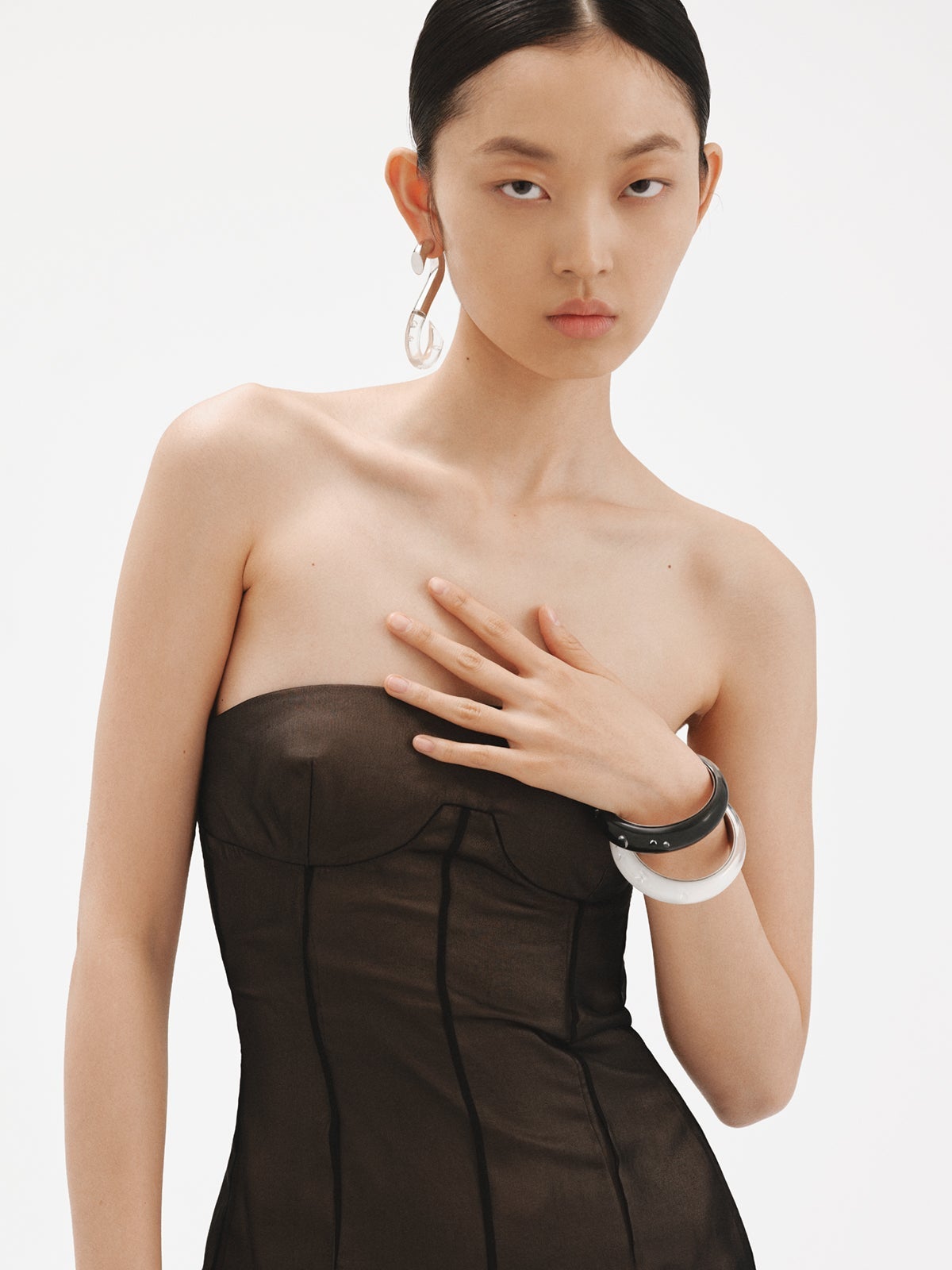 Pendiente individual de plata 925 con circones suspendidos en resina