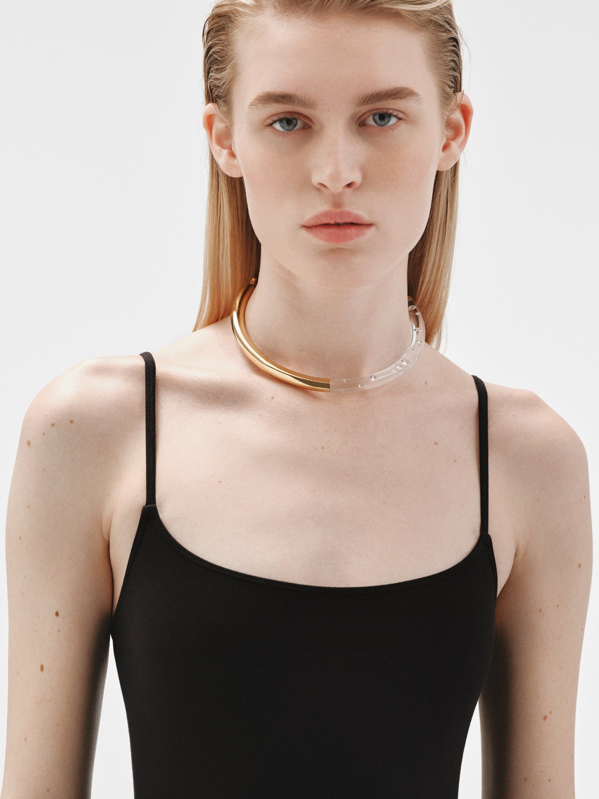 Collar rígido de plata 925 bañada en oro amarillo de 18K con circones suspendidos en resina