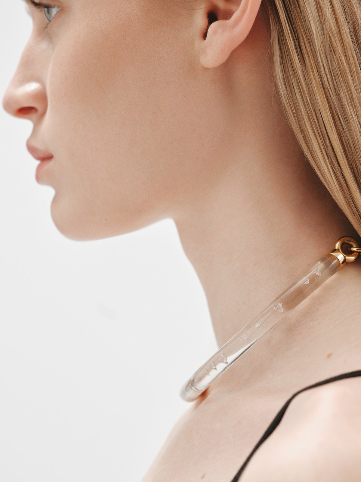 Collar rígido de plata 925 bañada en oro amarillo de 18K con circones suspendidos en resina