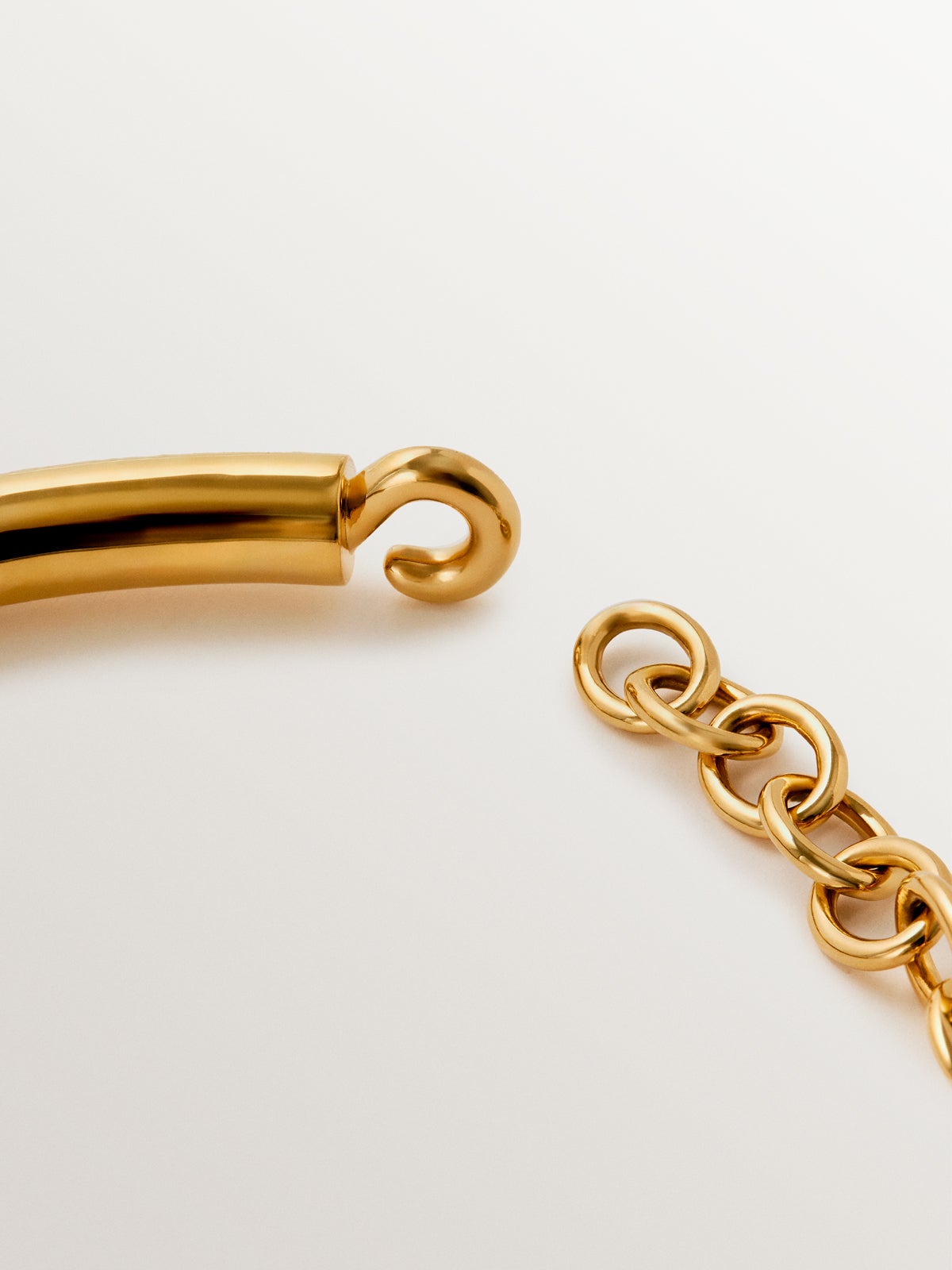 Collar rígido de plata 925 bañada en oro amarillo de 18K con circones suspendidos en resina