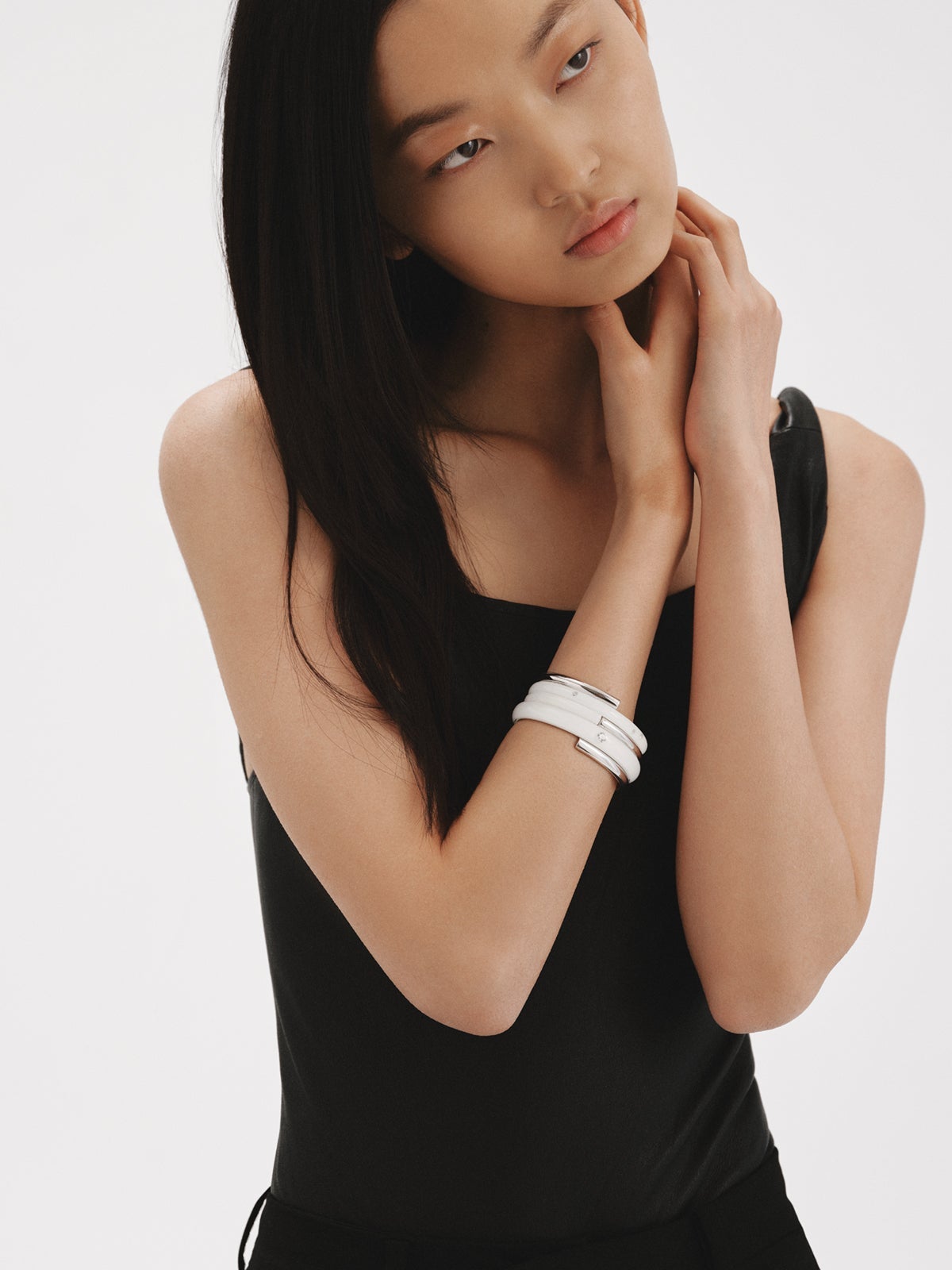 Pulsera de plata 925 con esmalte blanco y circones suspendidos en resina