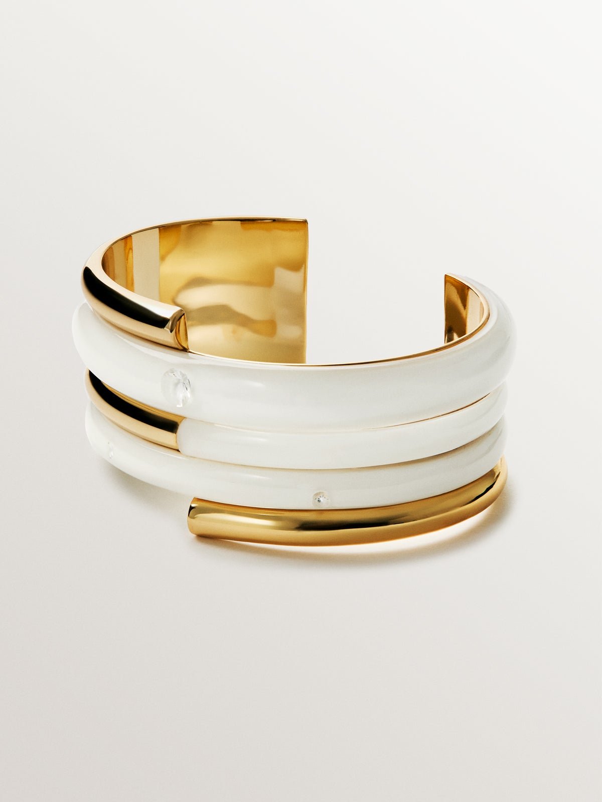 Pulsera de plata 925 bañada en oro amarillo de 18K con esmalte blanco y circones suspendidos en resina