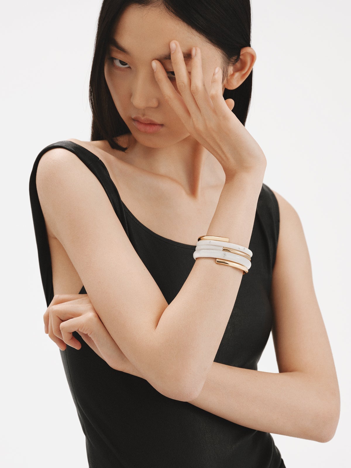 Pulsera de plata 925 bañada en oro amarillo de 18K con esmalte blanco y circones suspendidos en resina