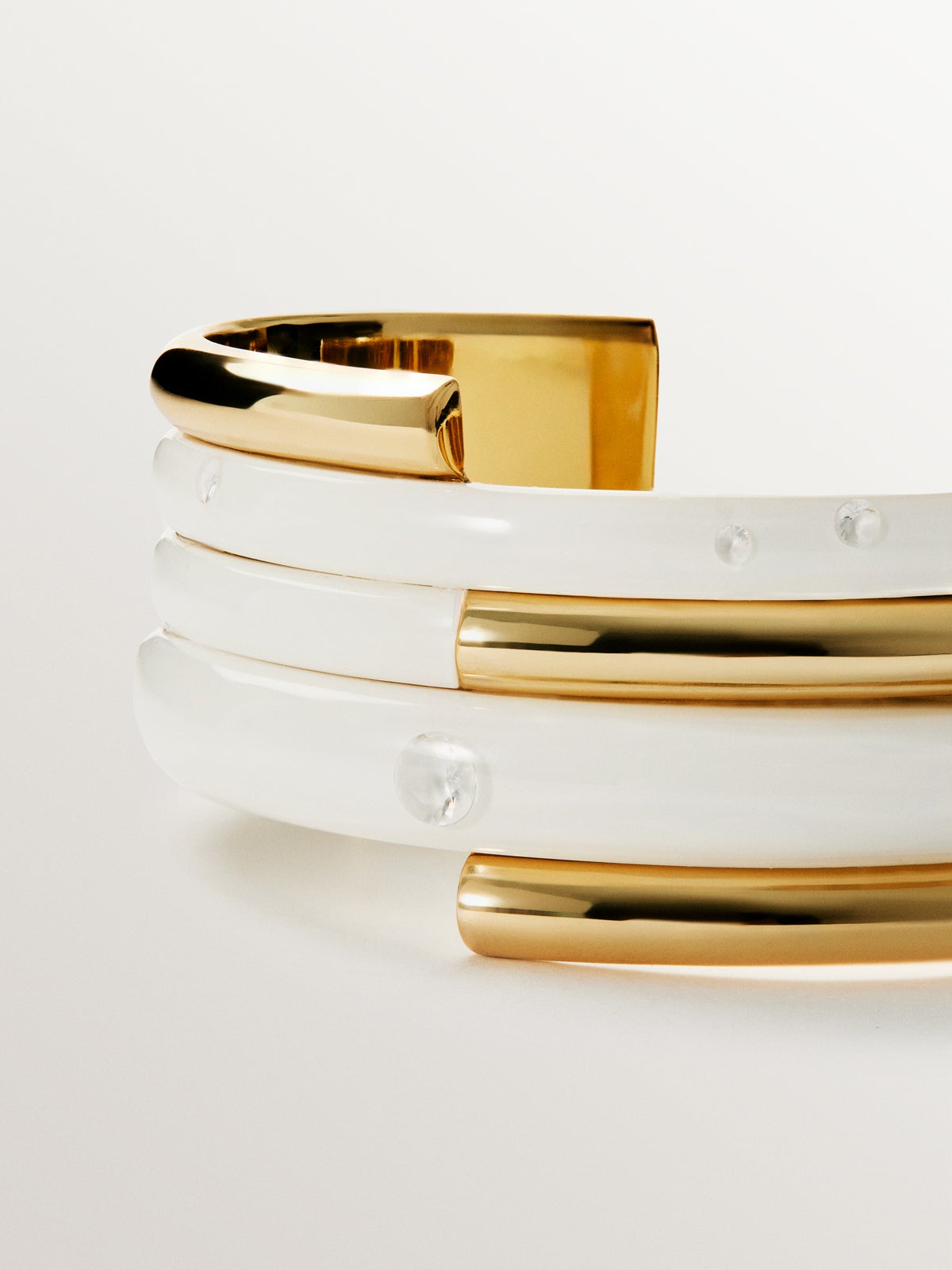 Pulsera de plata 925 bañada en oro amarillo de 18K con esmalte blanco y circones suspendidos en resina