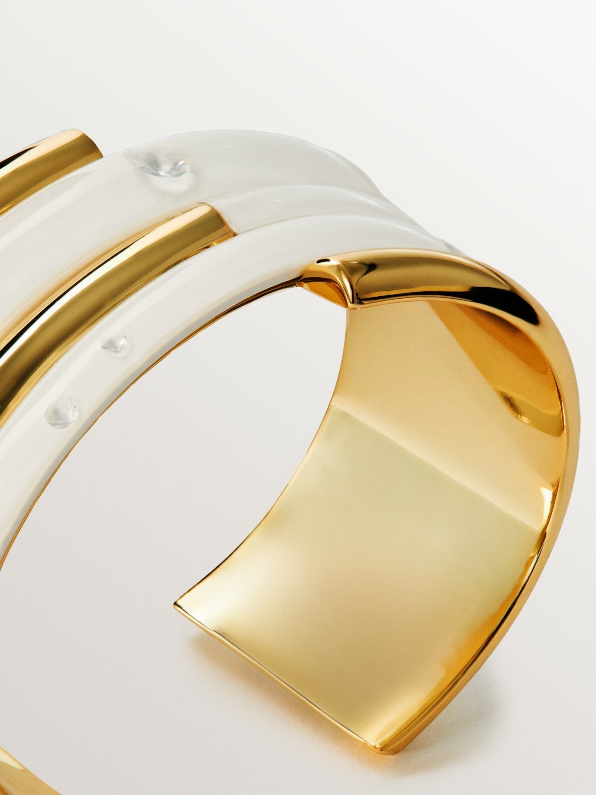 Pulsera de plata 925 bañada en oro amarillo de 18K con esmalte blanco y circones suspendidos en resina