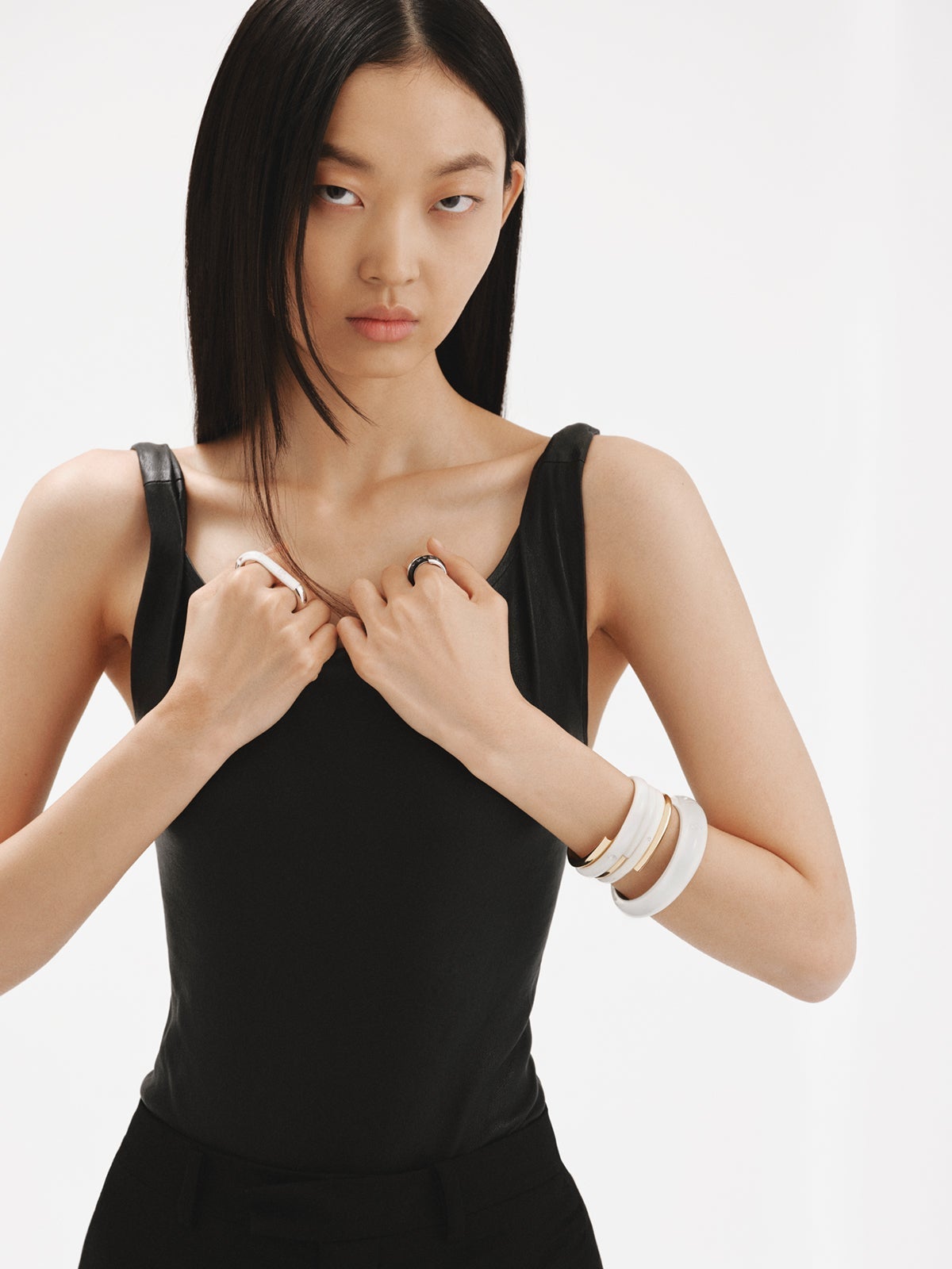 Pulsera de plata 925 bañada en oro amarillo de 18K con esmalte blanco y circones suspendidos en resina