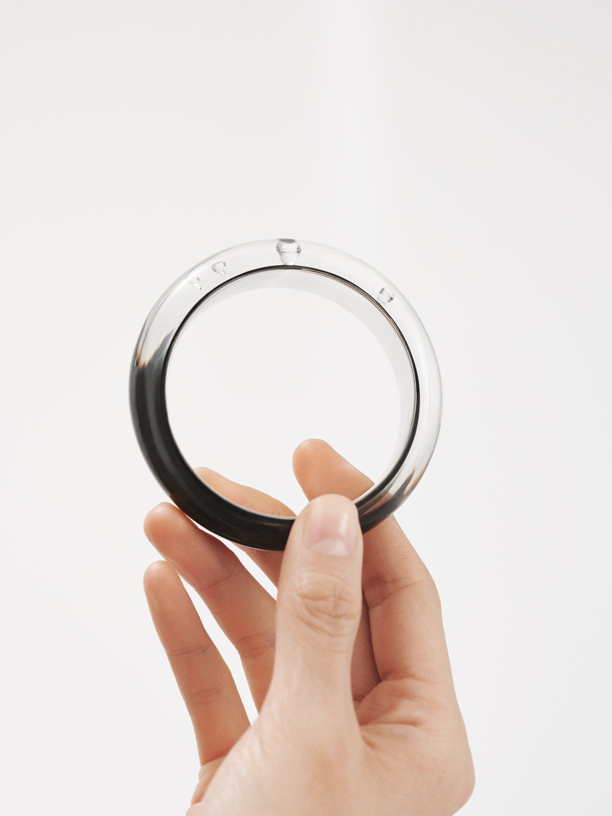 Pulsera rígida de plata 925 con esmalte negro y circones suspendidos en resina