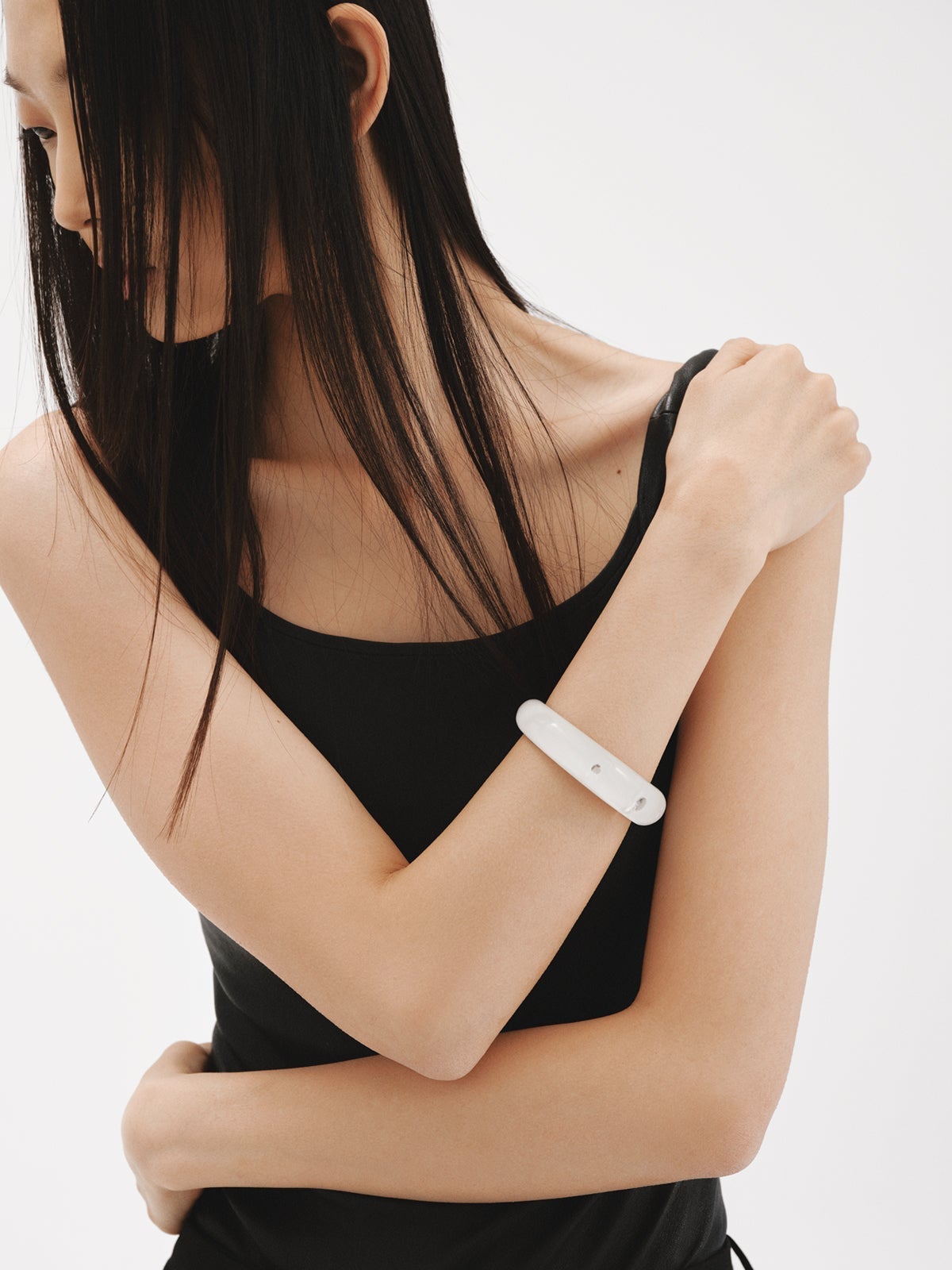 Pulsera rígida de plata 925 con esmalte blanco y circones suspendidos en resina