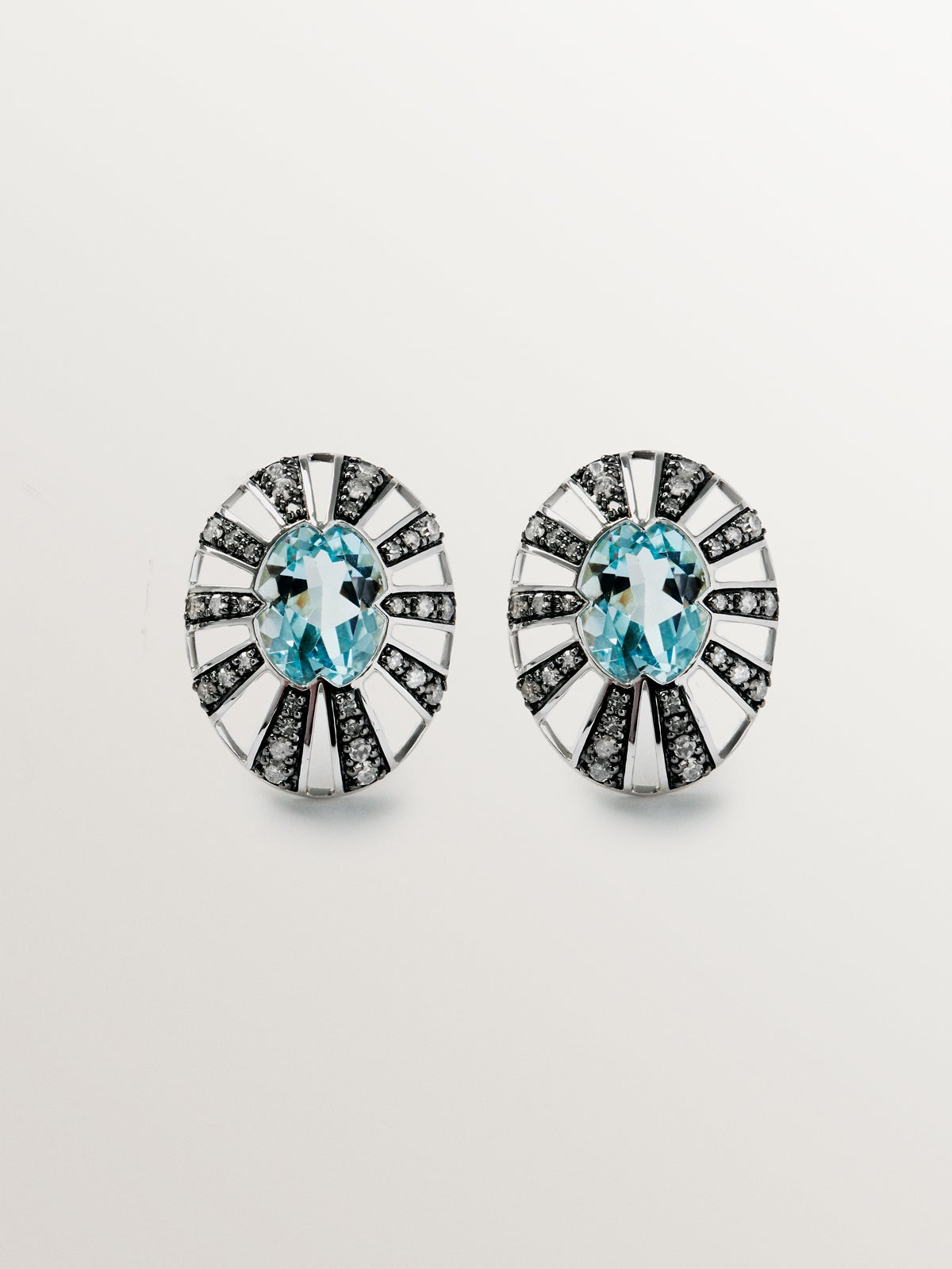 Pendientes de botón de oro blanco y amarillo de 9K con topacios y diamantes