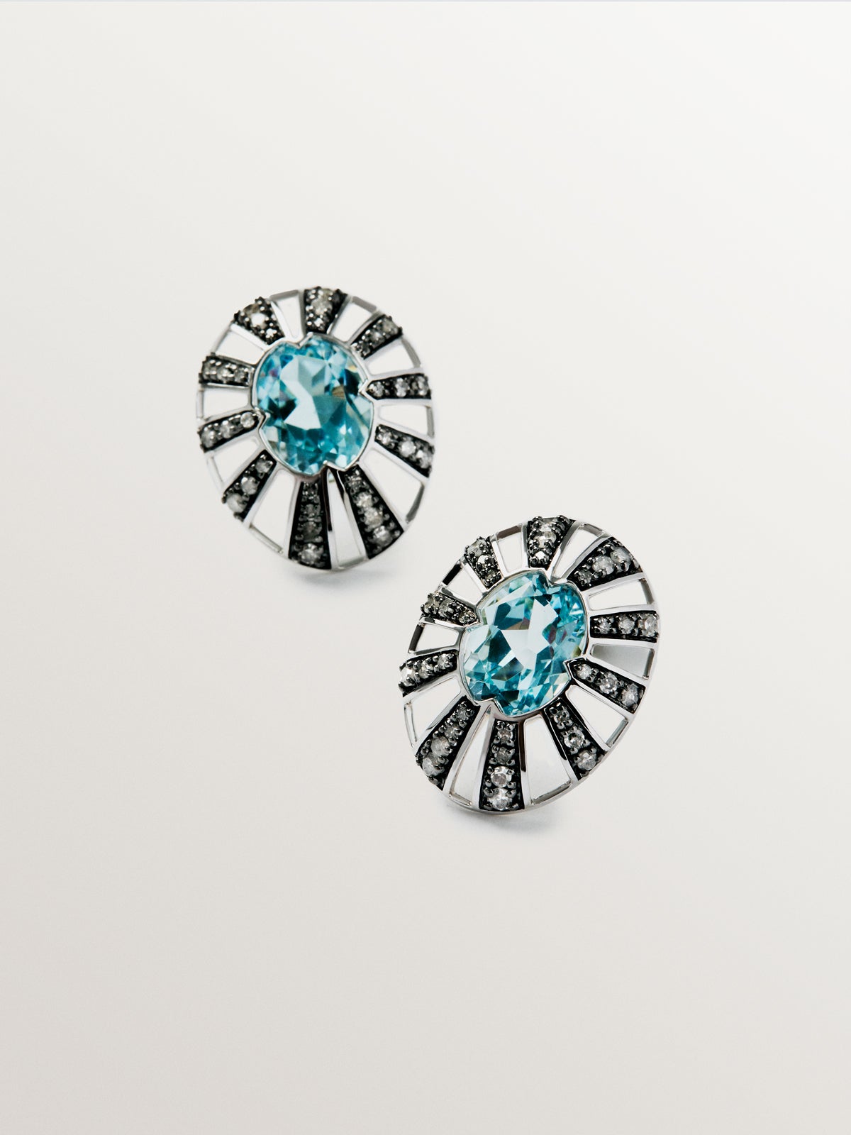 Pendientes de botón de oro blanco y amarillo de 9K con topacios y diamantes