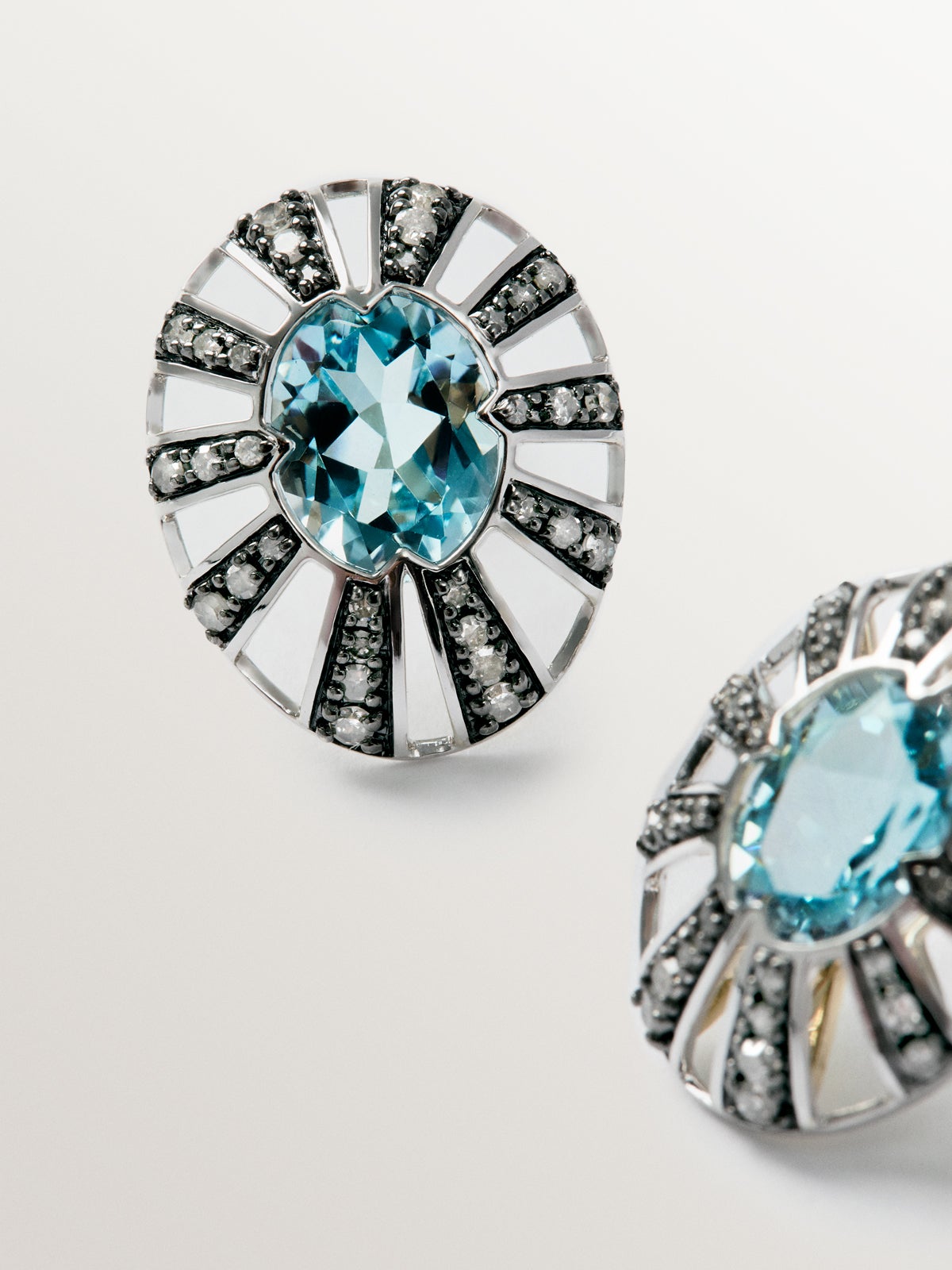 Pendientes de botón de oro blanco y amarillo de 9K con topacios y diamantes