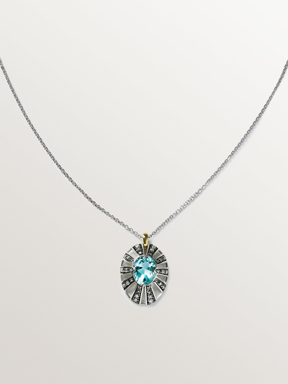 Colgante de oro blanco y amarillo de 9K con topacio azul y diamantes