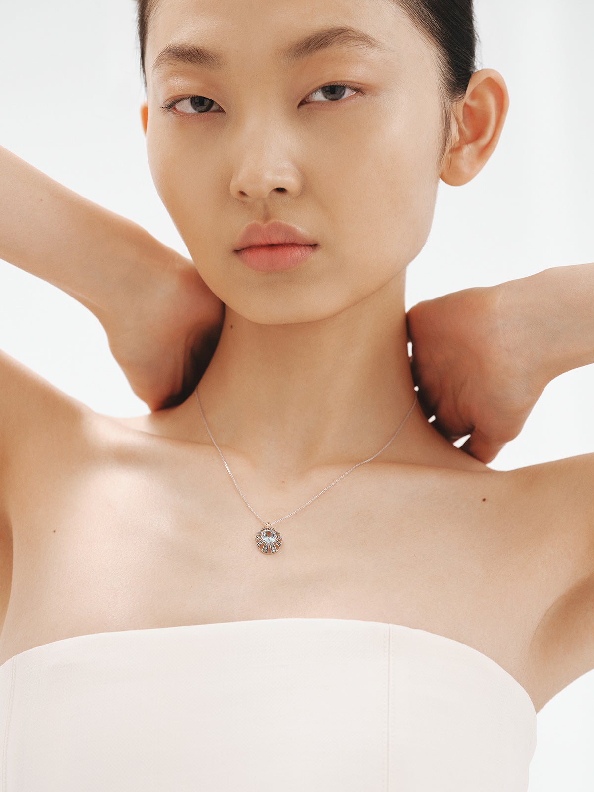 Colgante de oro blanco y amarillo de 9K con topacio azul y diamantes