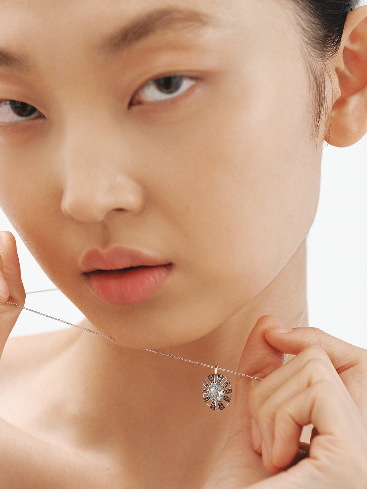 Colgante de oro blanco y amarillo de 9K con topacio azul y diamantes