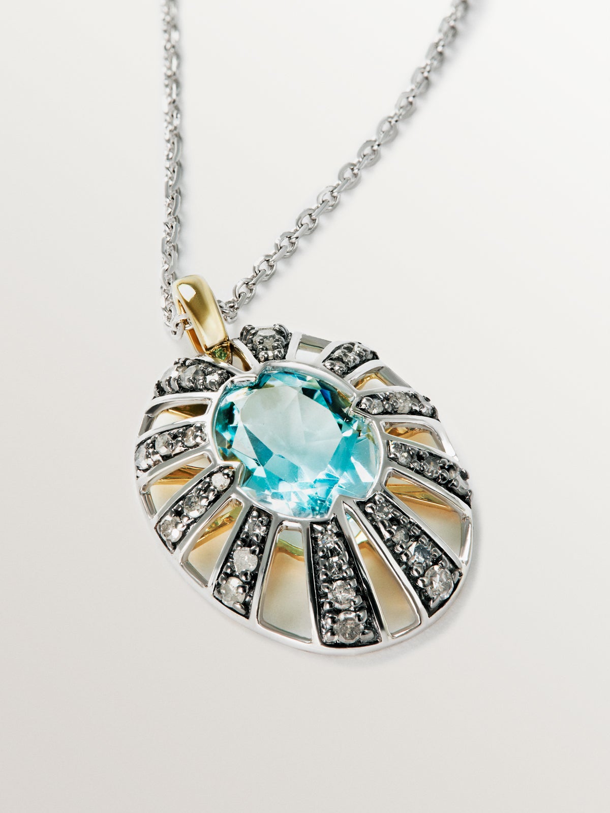 Colgante de oro blanco y amarillo de 9K con topacio azul y diamantes