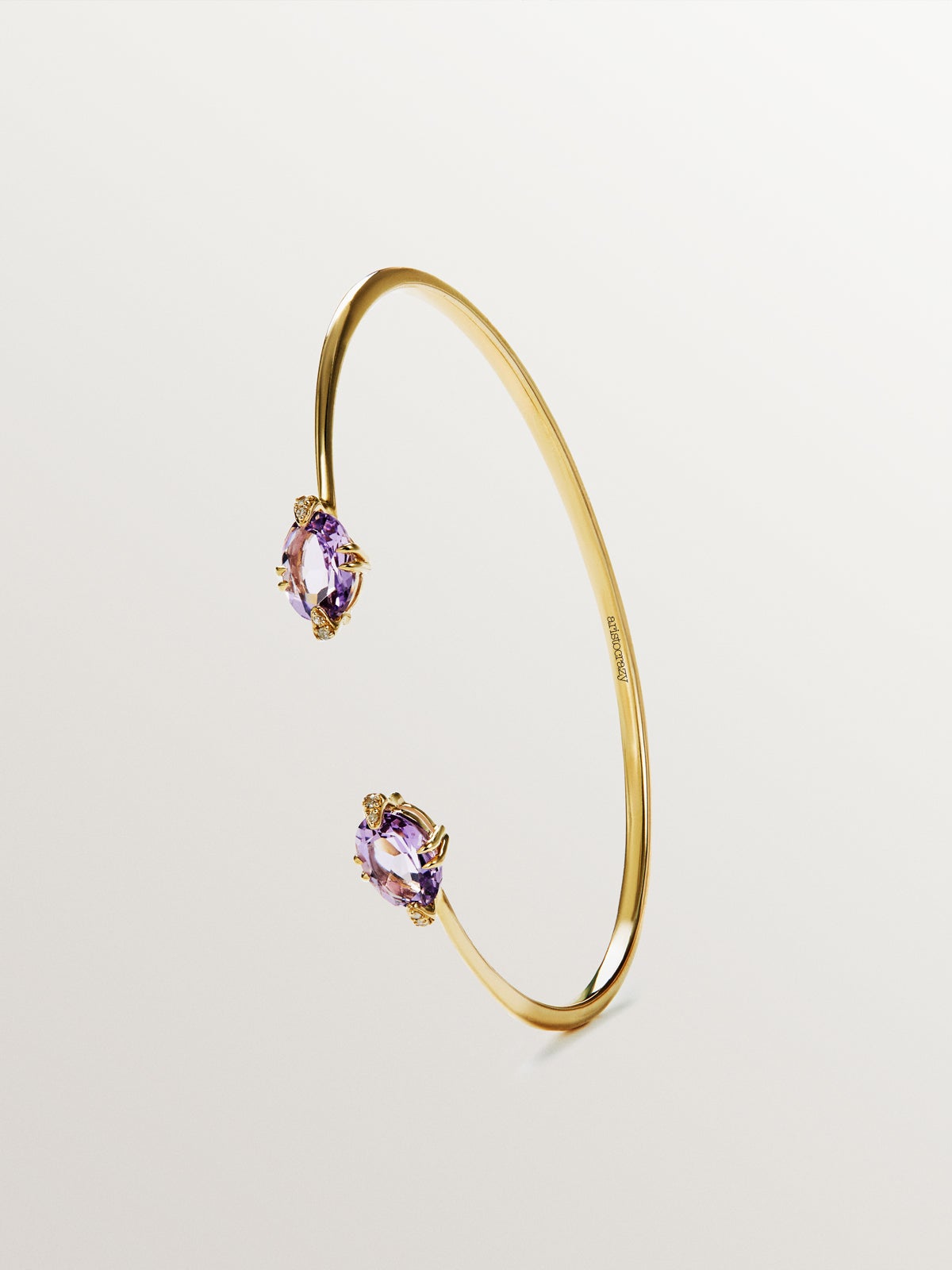 Pulsera abierta de oro amarillo de 9K con amatistas rosas y diamantes