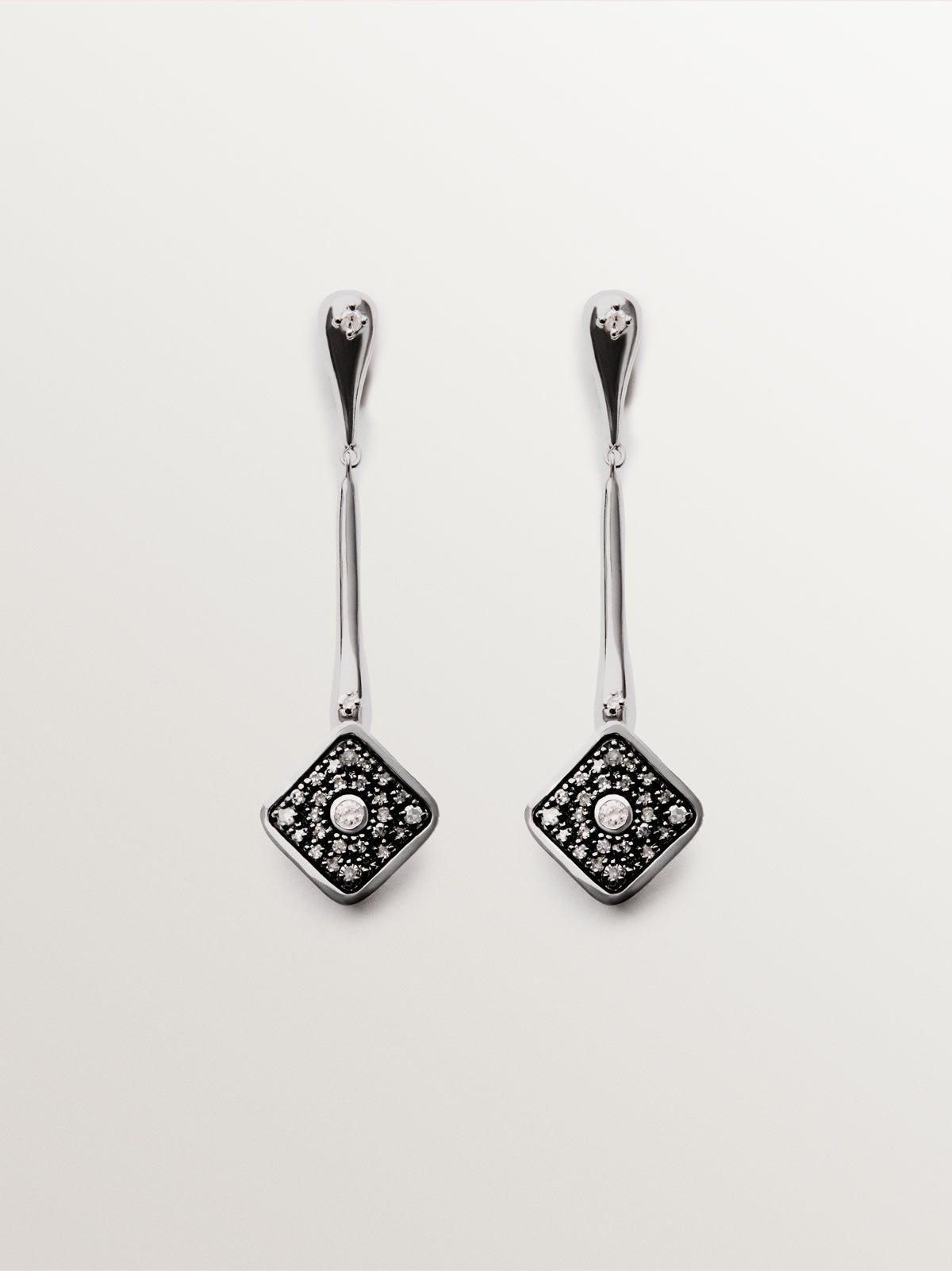 Pendientes largos de oro blanco de 9K con forma de rombo y diamantes