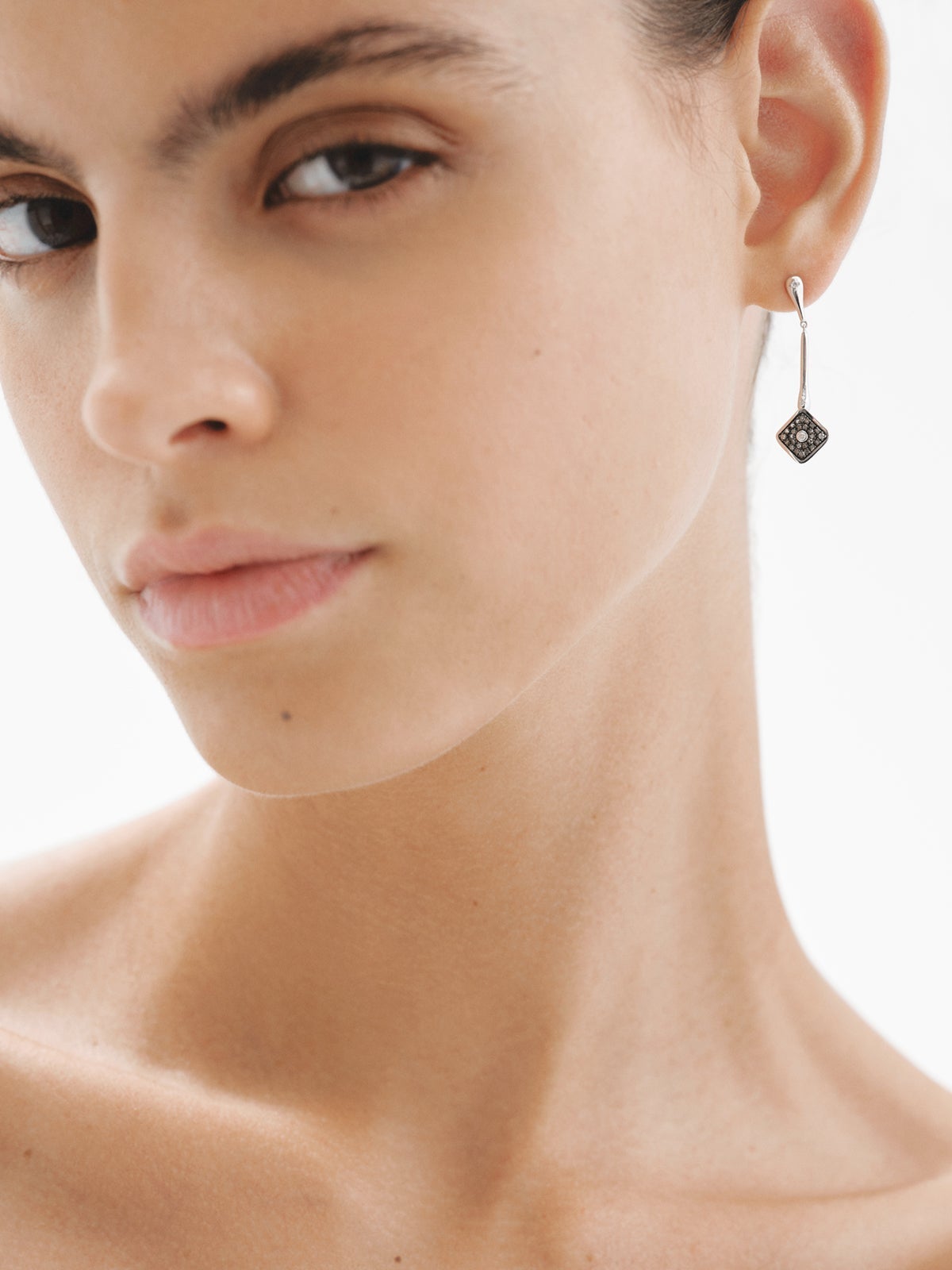 Pendientes largos de oro blanco de 9K con forma de rombo y diamantes