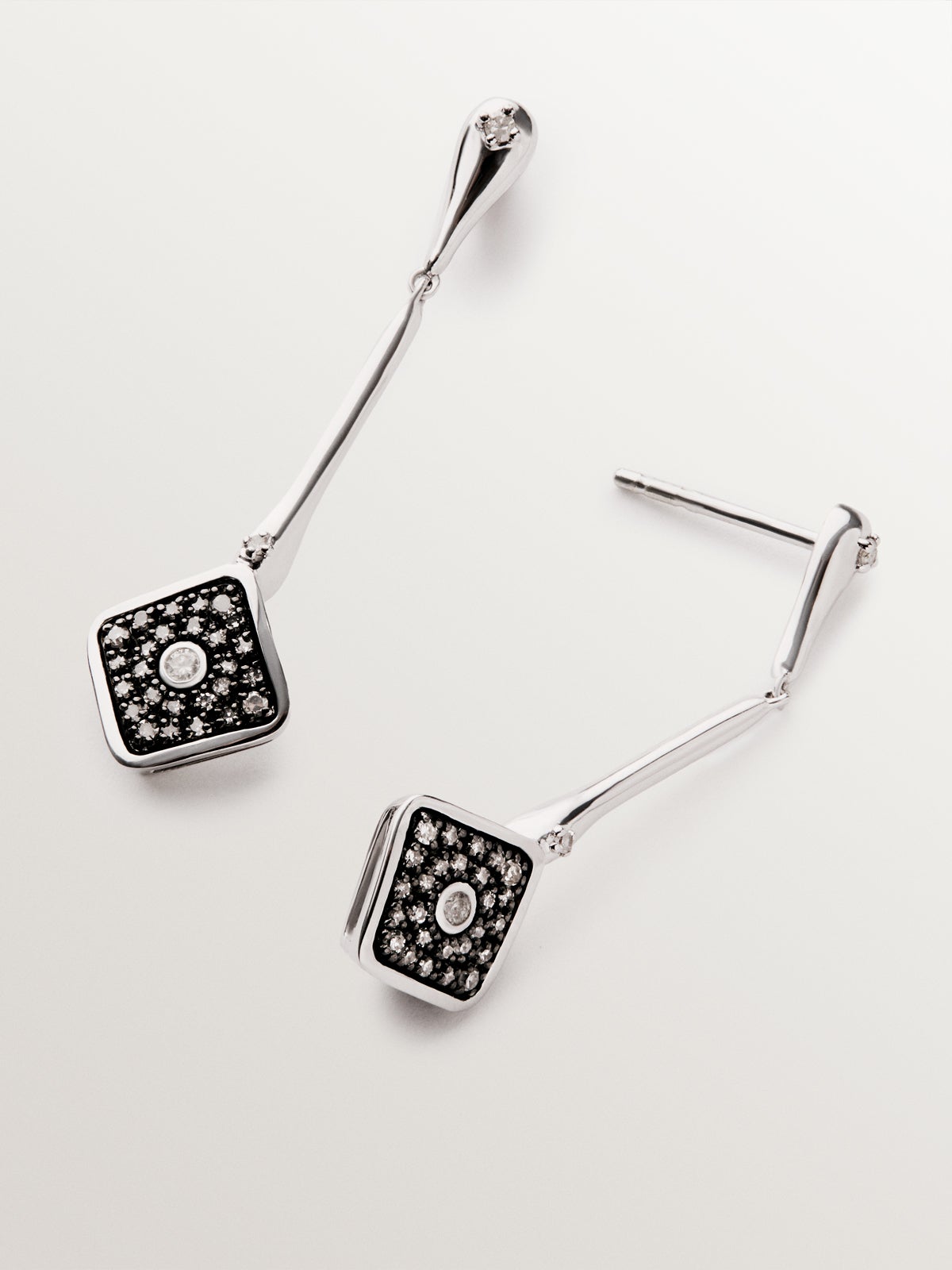 Pendientes largos de oro blanco de 9K con forma de rombo y diamantes